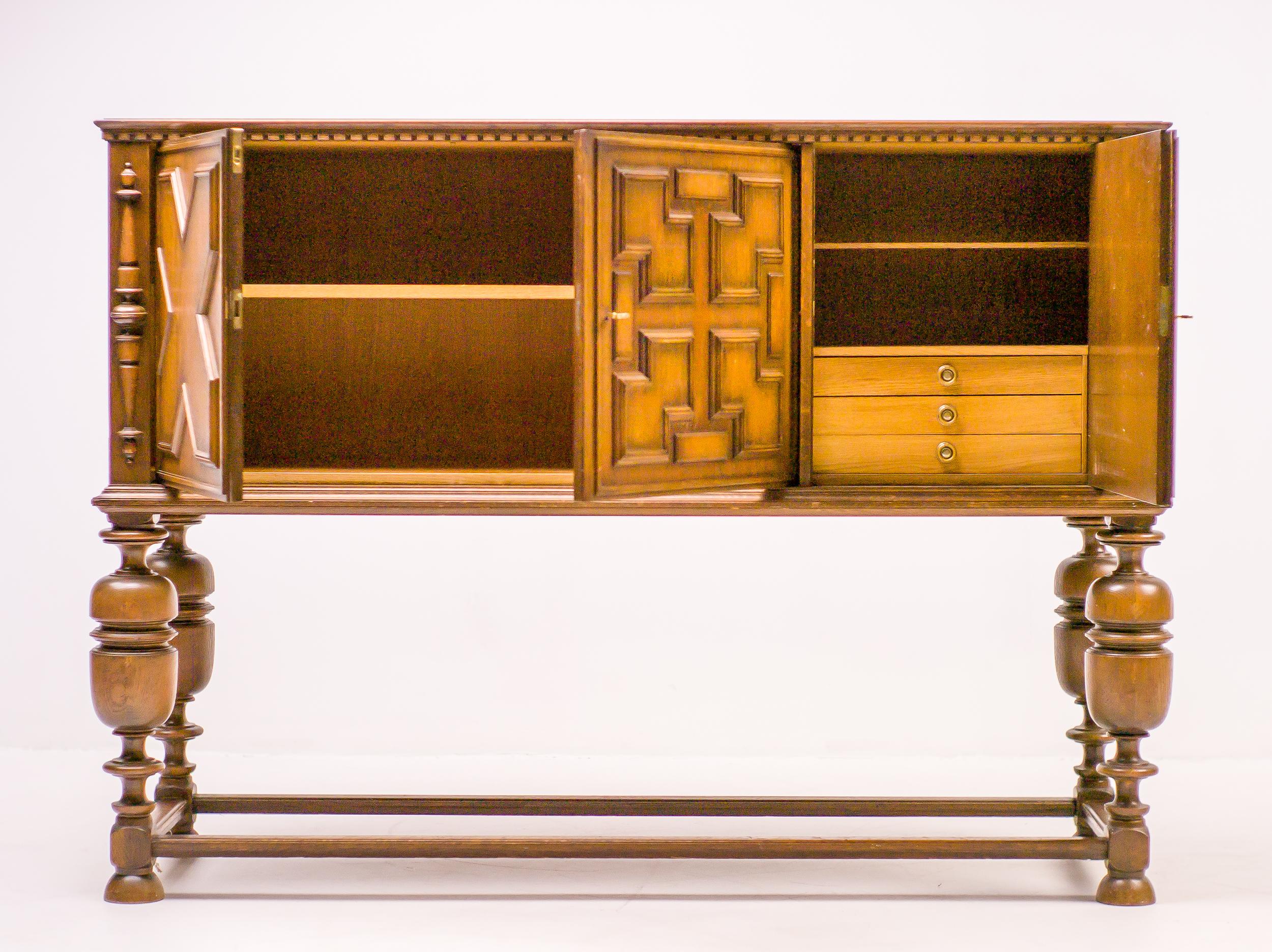 Espectacular armario de roble teñido oscuro con interior de roble claro, diseñado por Axel Einar Hjorth para Nordiska Kompaniet. Fabricado en 1935. Pieza muy impresionante y práctica, grande pero no sobredimensionada. Excelente estado