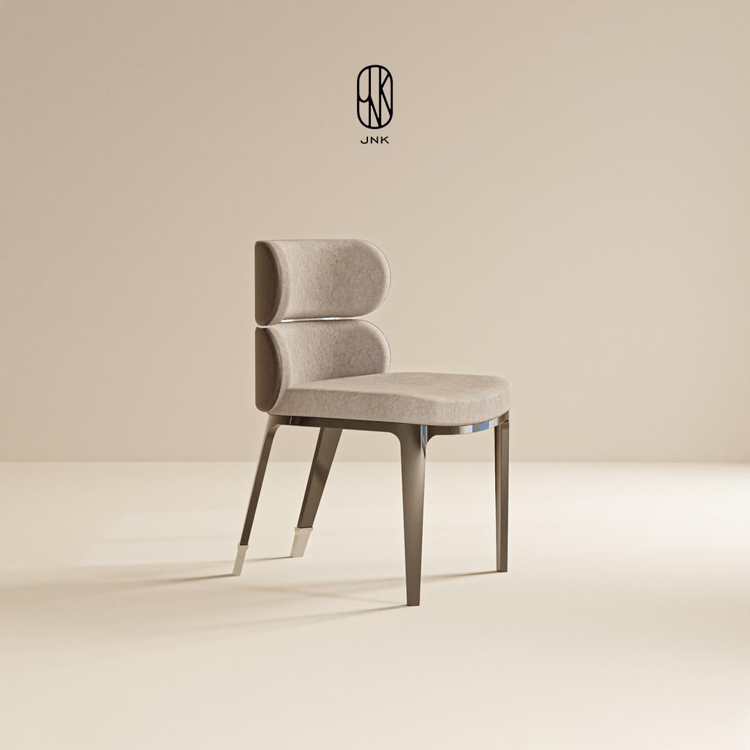Roma Chair, 

Il présente un design élégant et moderne avec un dossier distinctif à double couche, ajoutant à la fois un intérêt visuel et un soutien ergonomique. Le dossier et l'assise paddés sont revêtus d'un tissu doux et neutre, ce qui améliore