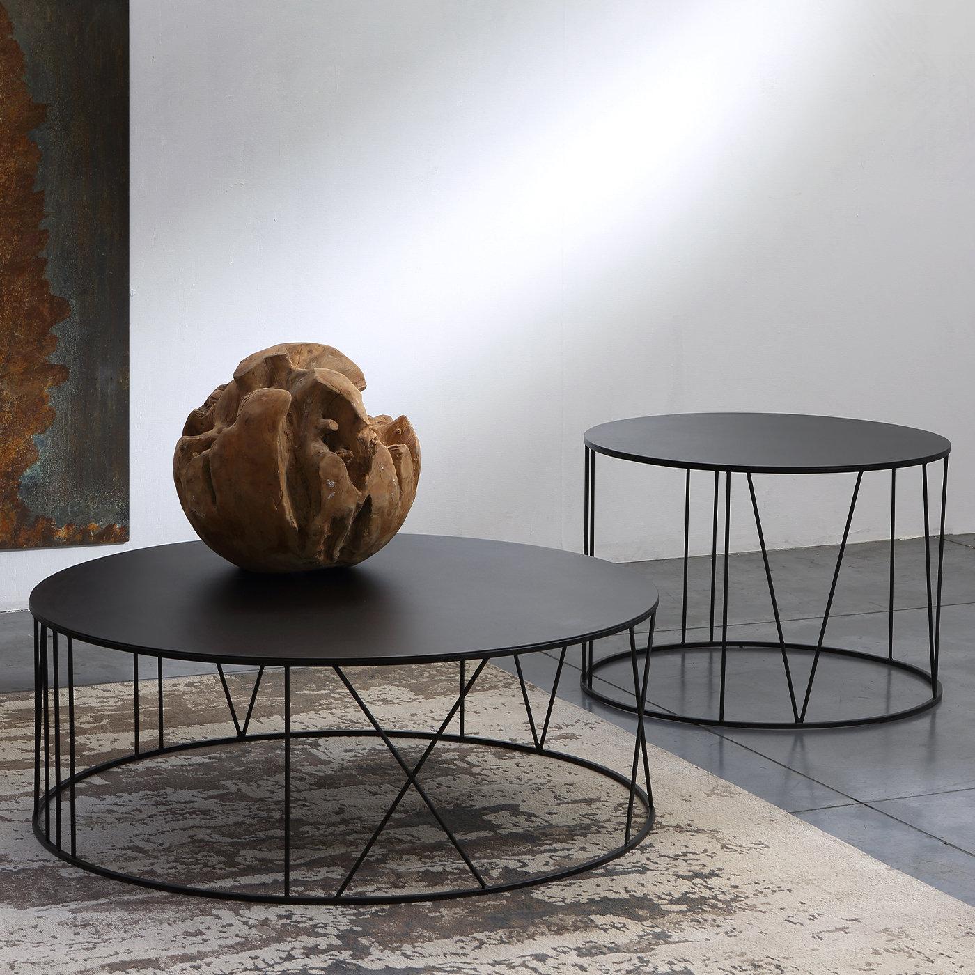 The unique structure of this round coffee table is made of 8 x 8 mm steel rods with Roman numbers around the base and an extra-clean crystal round top. This piece will make a statement thanks to the combination of the steel, painted with the use of