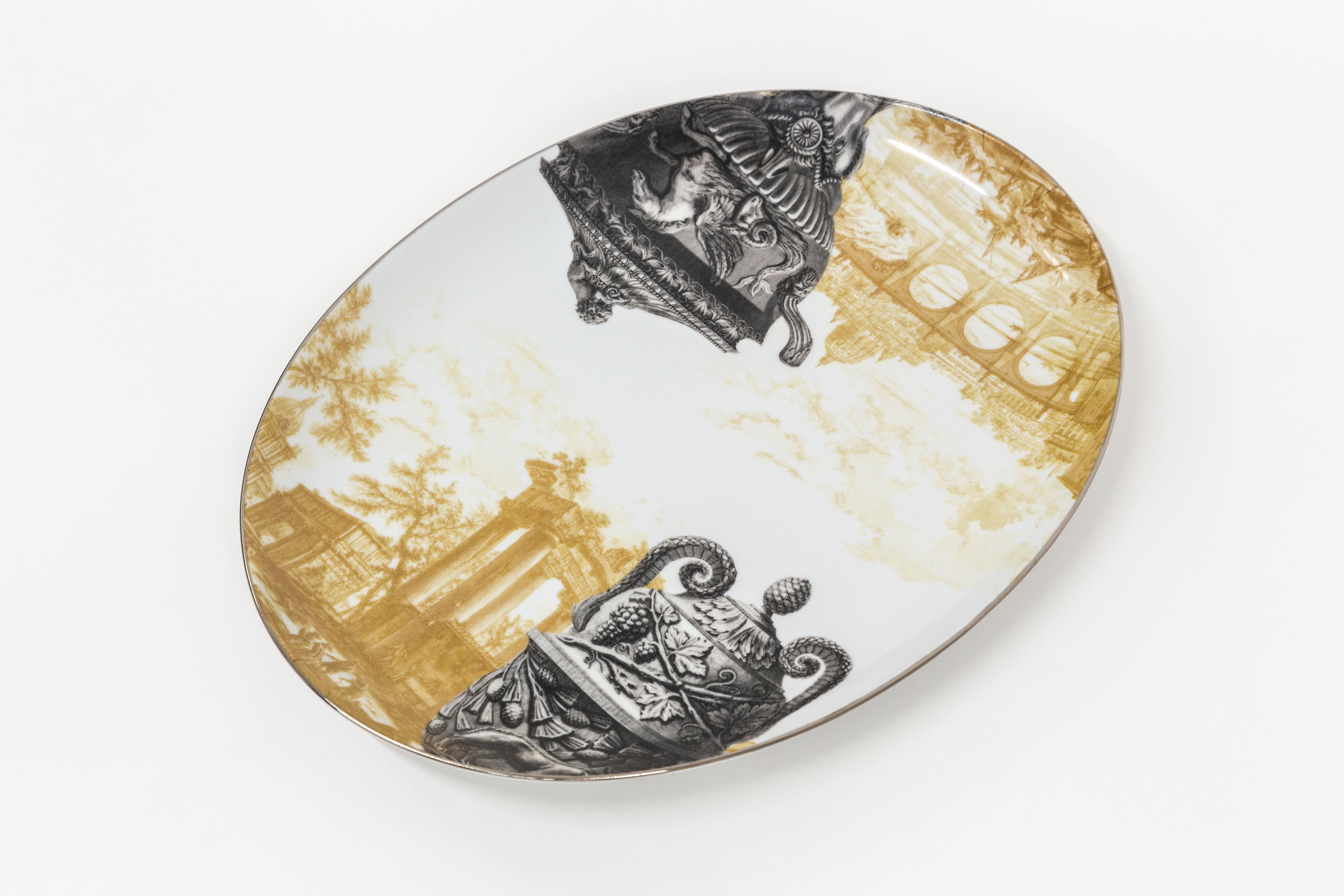 Esta bandeja ovalada de 28x38 cm forma parte de la colección Pompeya de Grand Tour by Vito Nesta. Su forma clásica y versátil es imprescindible en cualquier hogar para embellecer una mesa o embellecer una pared. Esta bandeja está adornada con un