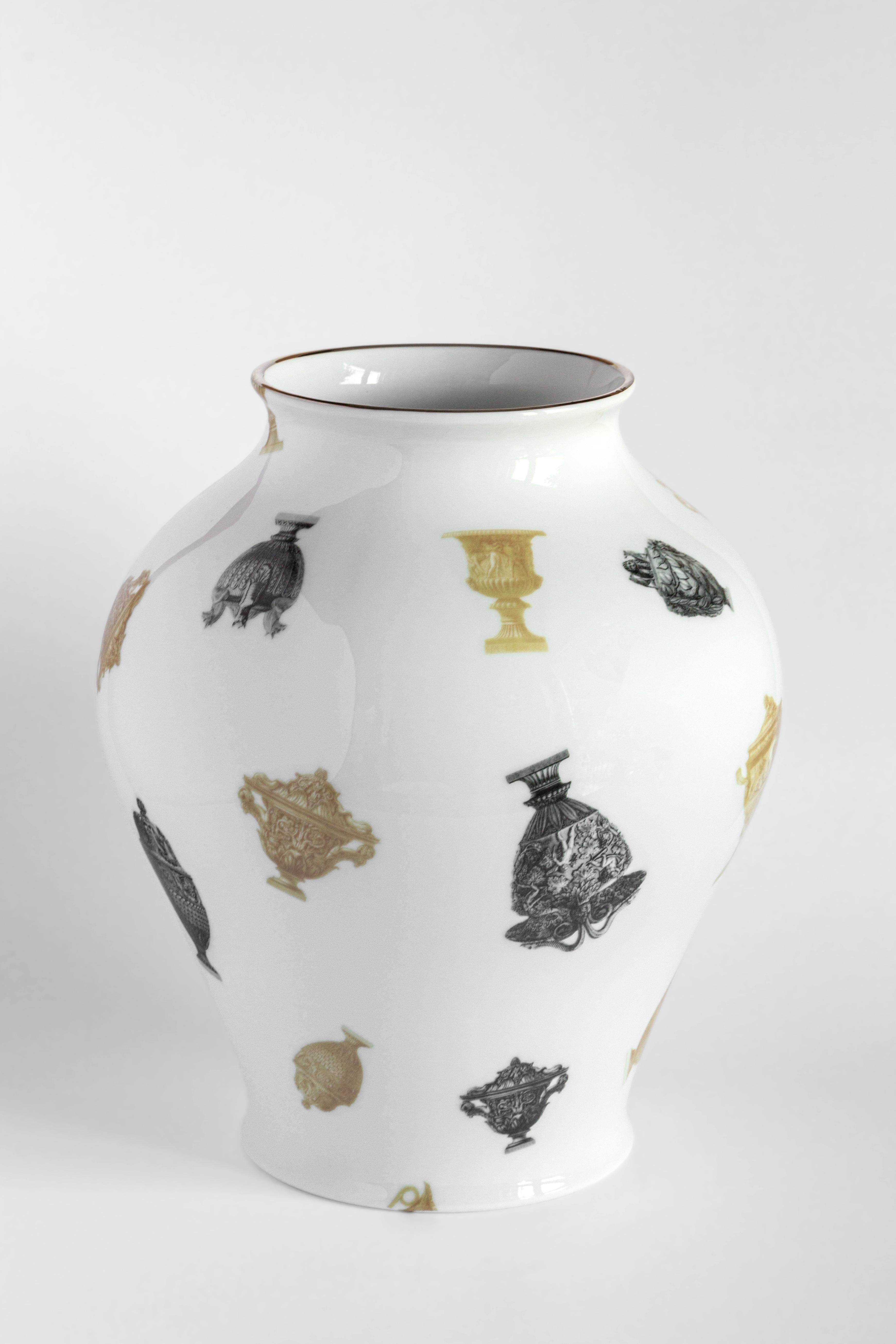 Le design classique de ce vase en porcelaine revient à la vie avec des décorations rétro à saveur contemporaine. Fabriquée à la main en porcelaine, la pièce célèbre la ville éternelle à travers une image méticuleuse et exquise de multiples vases