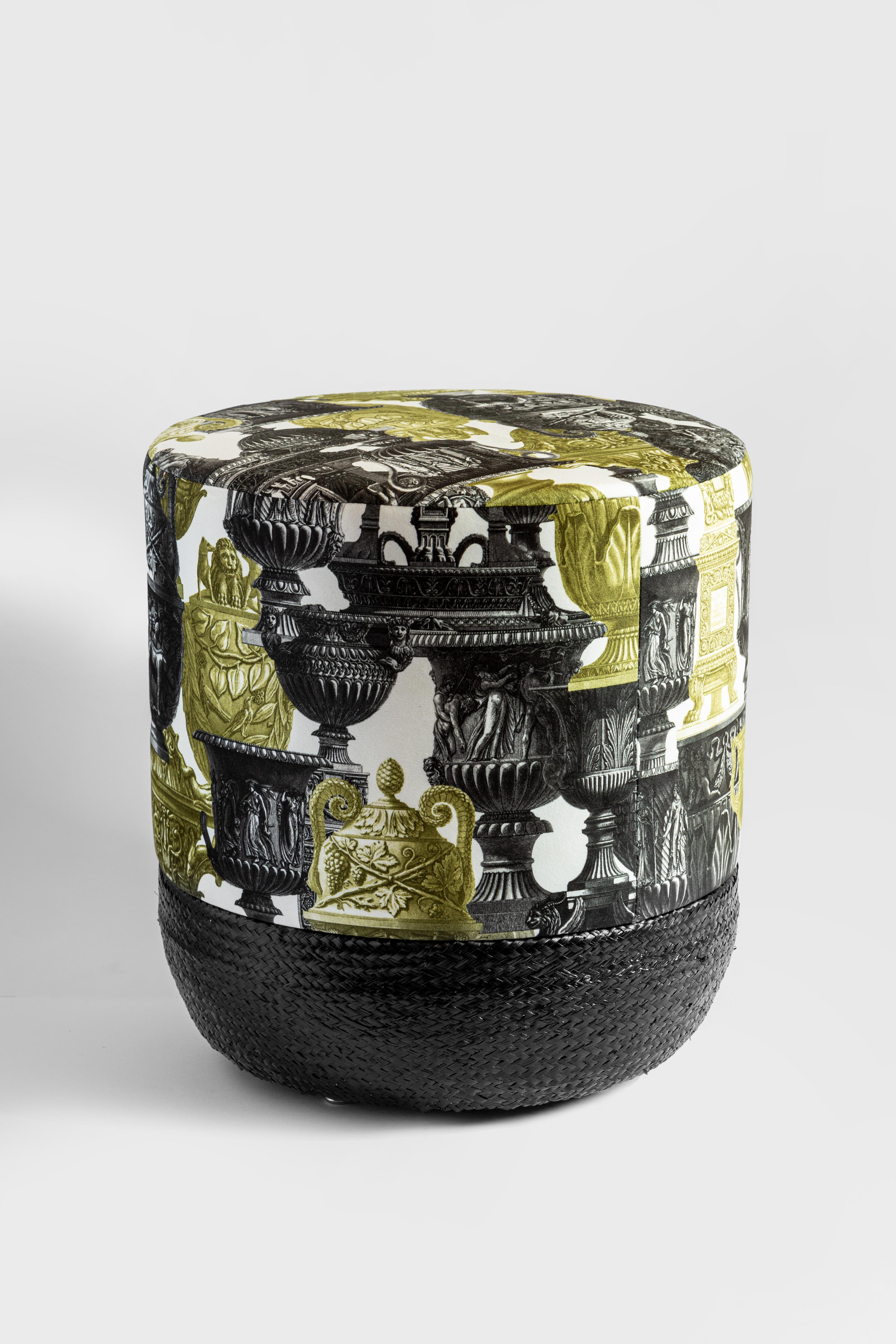Pouf handmade by Italian expert craftsmen. High quality straw base and printed velvet covering.
The decoration of this model is inspired by ancient Rome and is made up of engravings of ornamental vases.