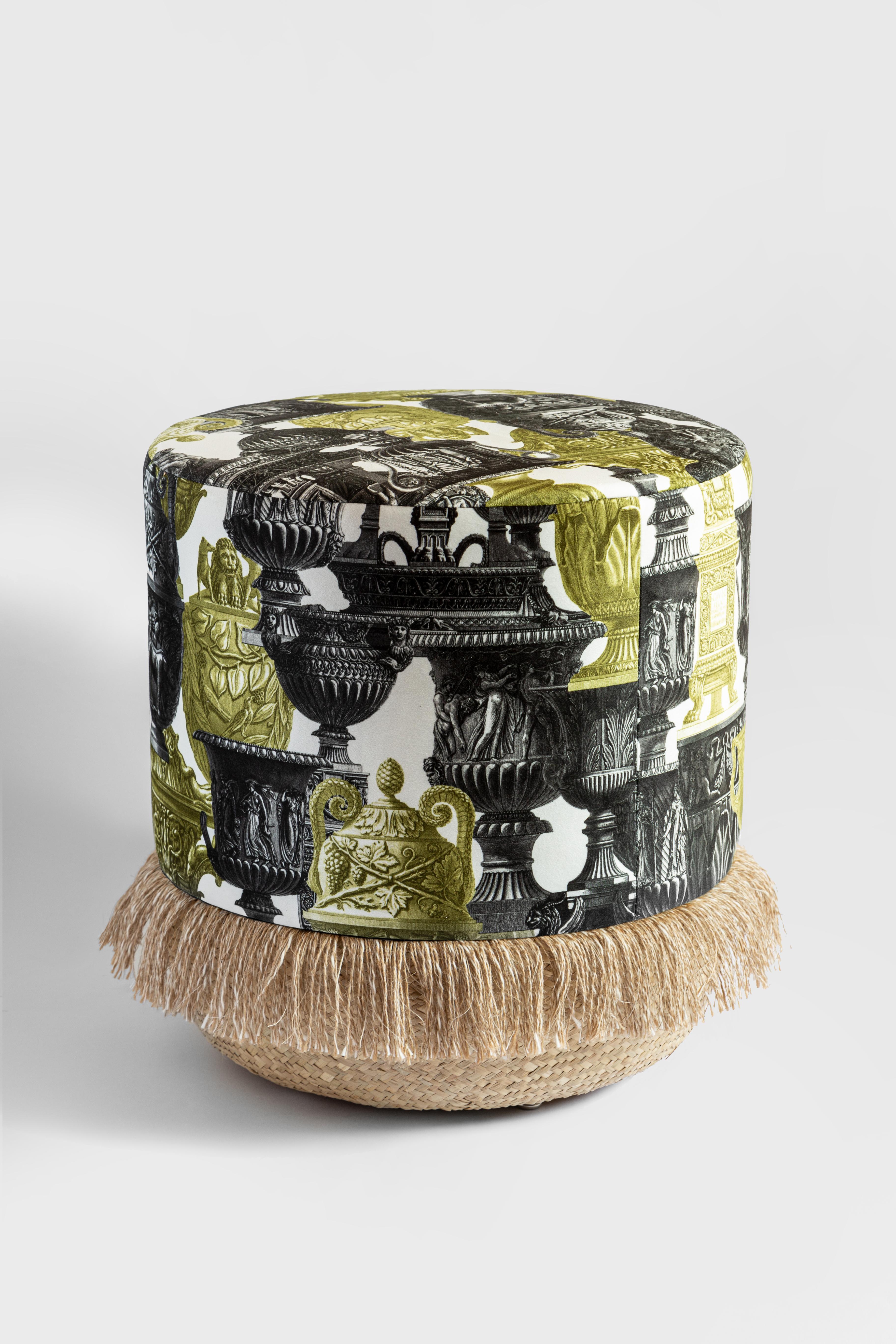 I pouf Grand Tour by Vito Nesta sono un complemento d'arredo unico, eclettico emblema del Made in Italy. Jeder Hocker besteht aus einem morbiden Oberteil aus in der Provinz Como geprägtem Velluto, während die Struktur in Venetien hergestellt wurde