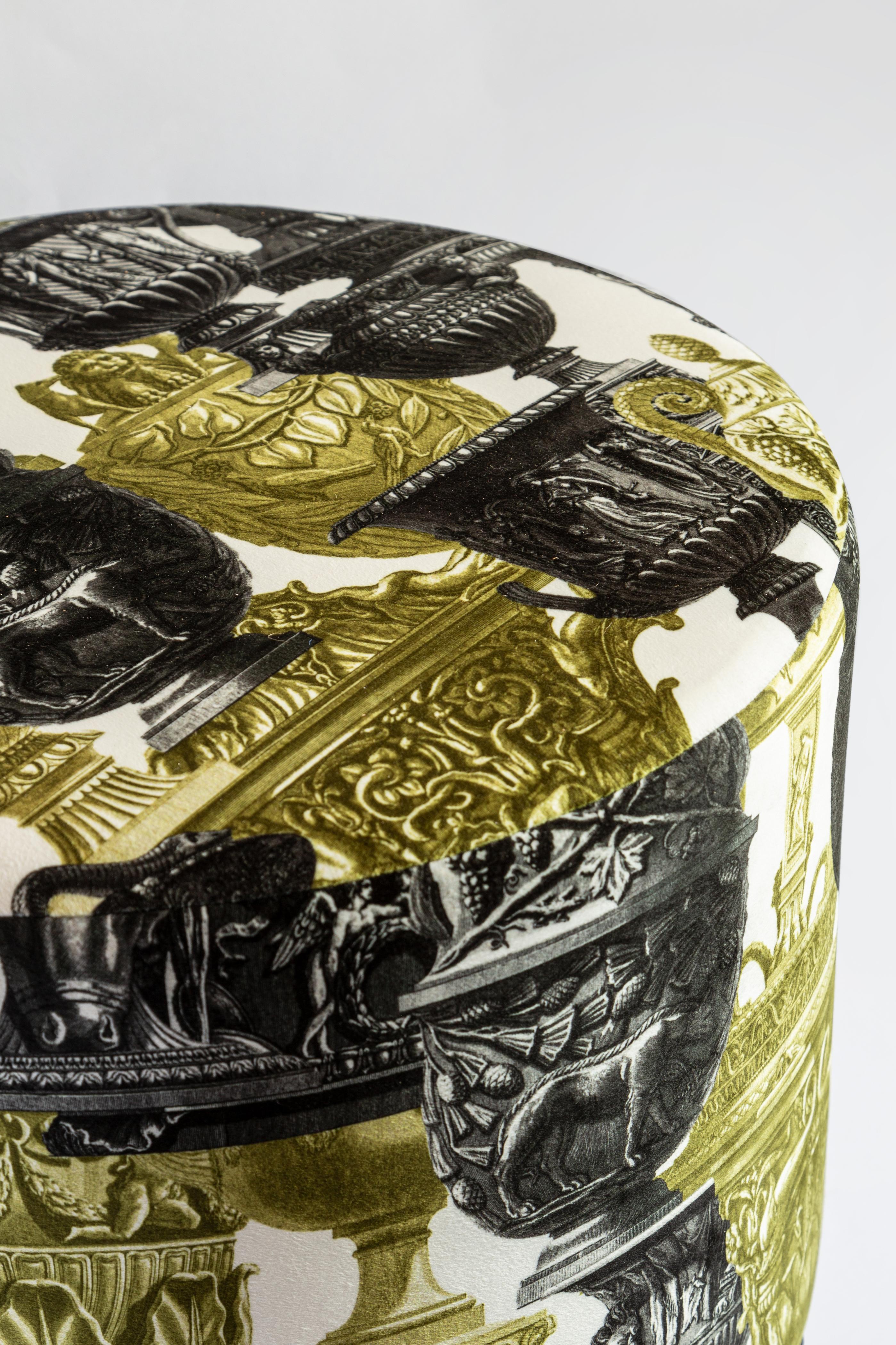 Roma, Zeitgenössischer Pouf aus bedrucktem Samt und Naturstroh von Vito Nesta (Italienisch) im Angebot