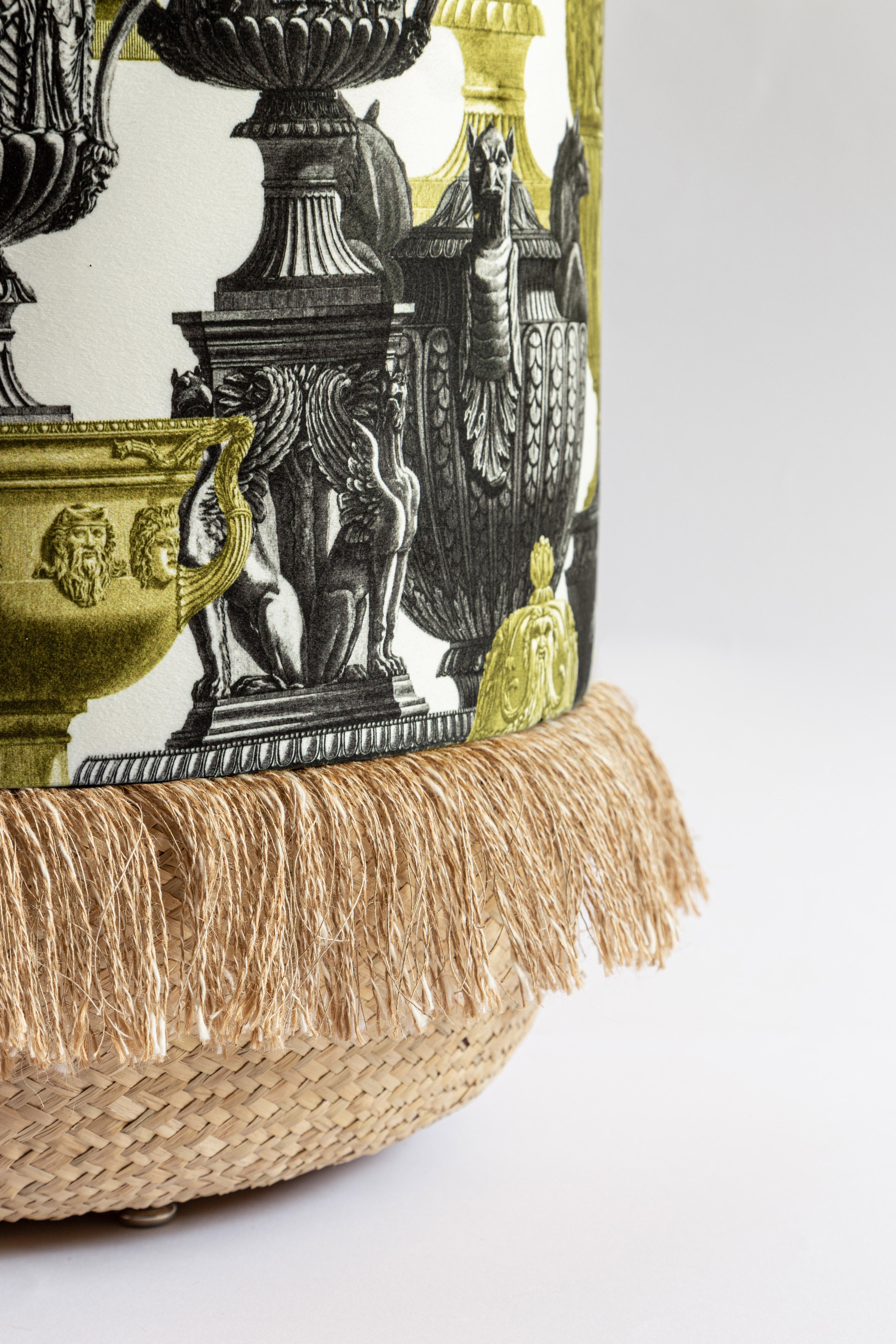 Roma, Zeitgenössischer Pouf aus bedrucktem Samt und Naturstroh von Vito Nesta im Zustand „Neu“ im Angebot in Milano, Lombardia
