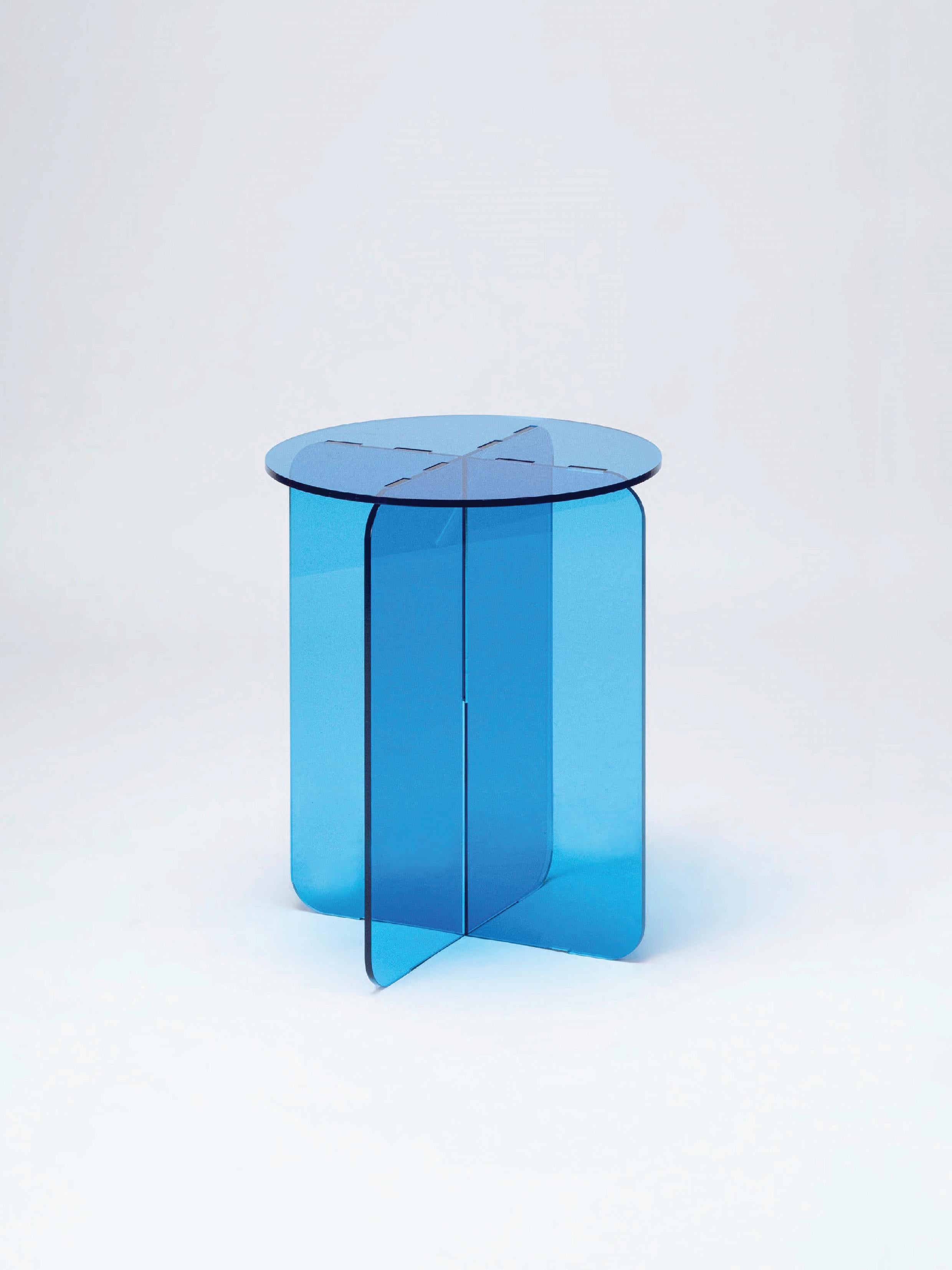 Romo(a): [object] that has no point or edge, or has a rounded tip.

Mono-material side tables, whose constructive logic consists of three plates that can be inserted into each other, resulting in a product of east assemblage. Available with round