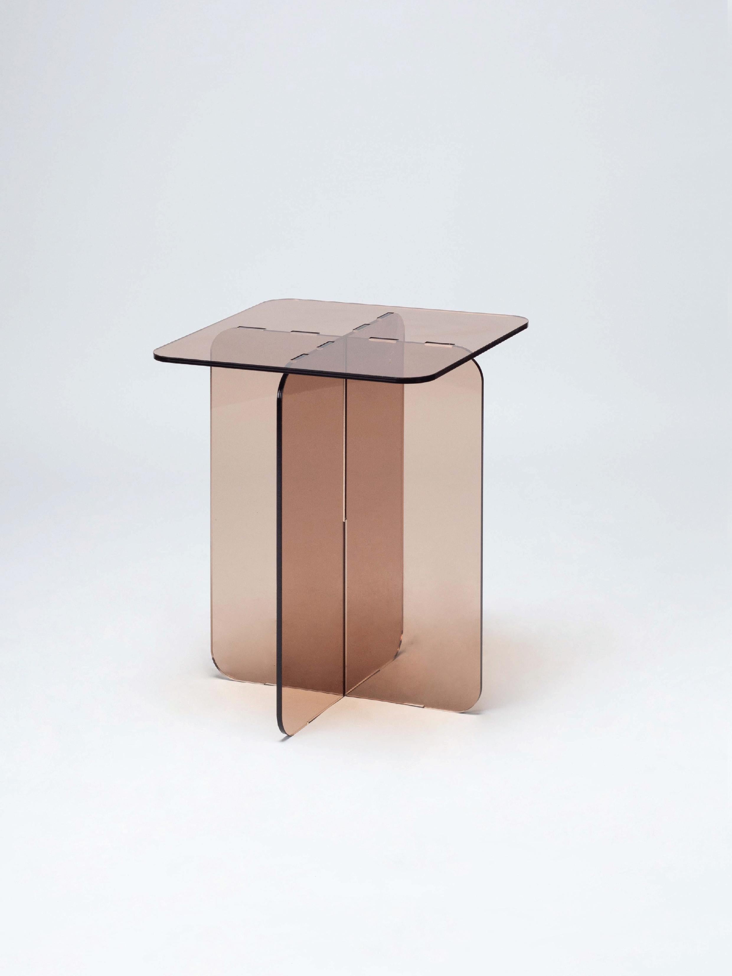Romo(a): [object] that has no point or edge, or has a rounded tip.

Mono-material side tables, whose constructive logic consists of three plates that can be inserted into each other, resulting in a product of east assemblage. Available with round