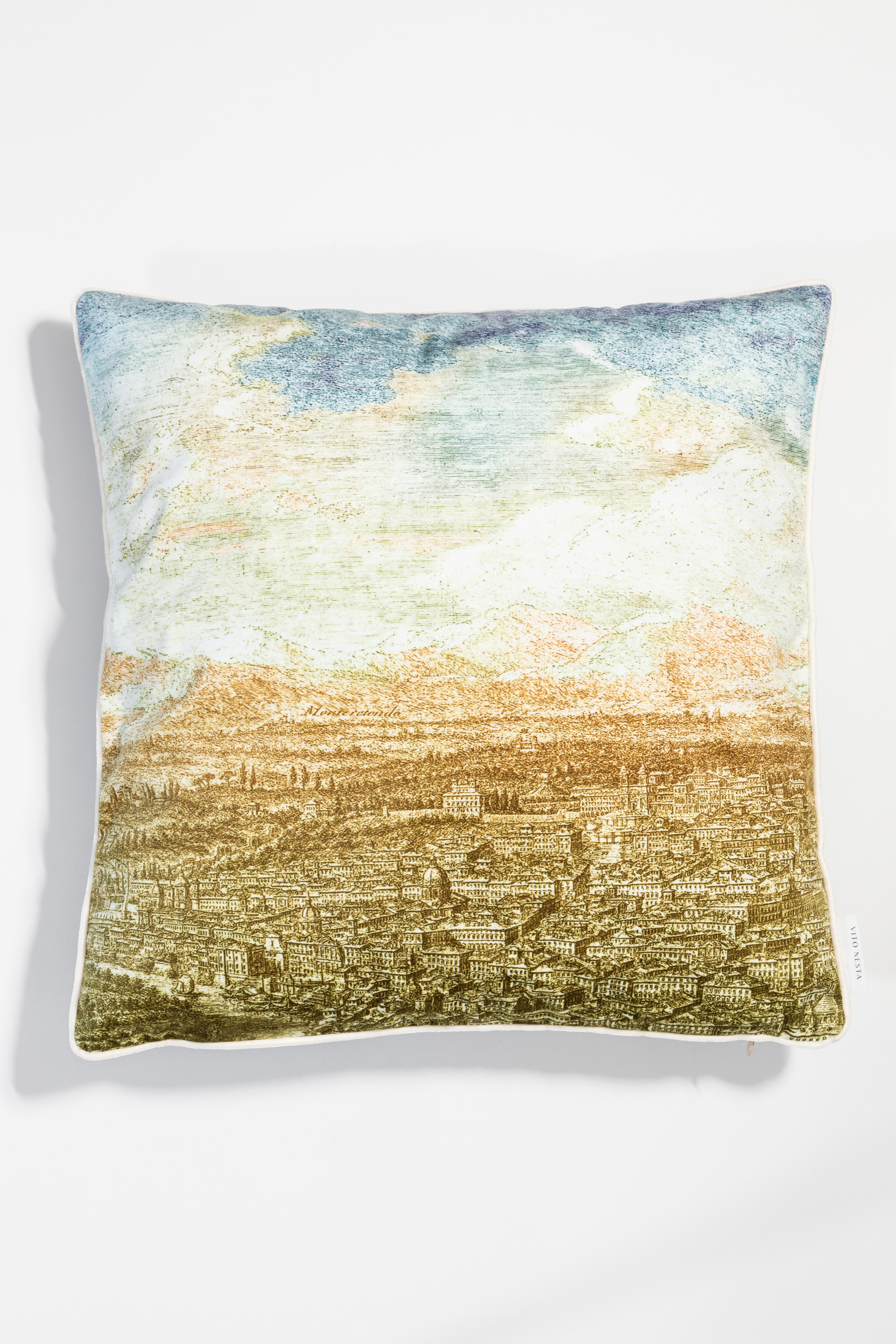 The Roma collection is a set of cushions that traces the homonymous ancient city. On one side, the houses and monuments follow one another in black and white over the entire surface, on the back the same portion of the landscape with the Roman hills