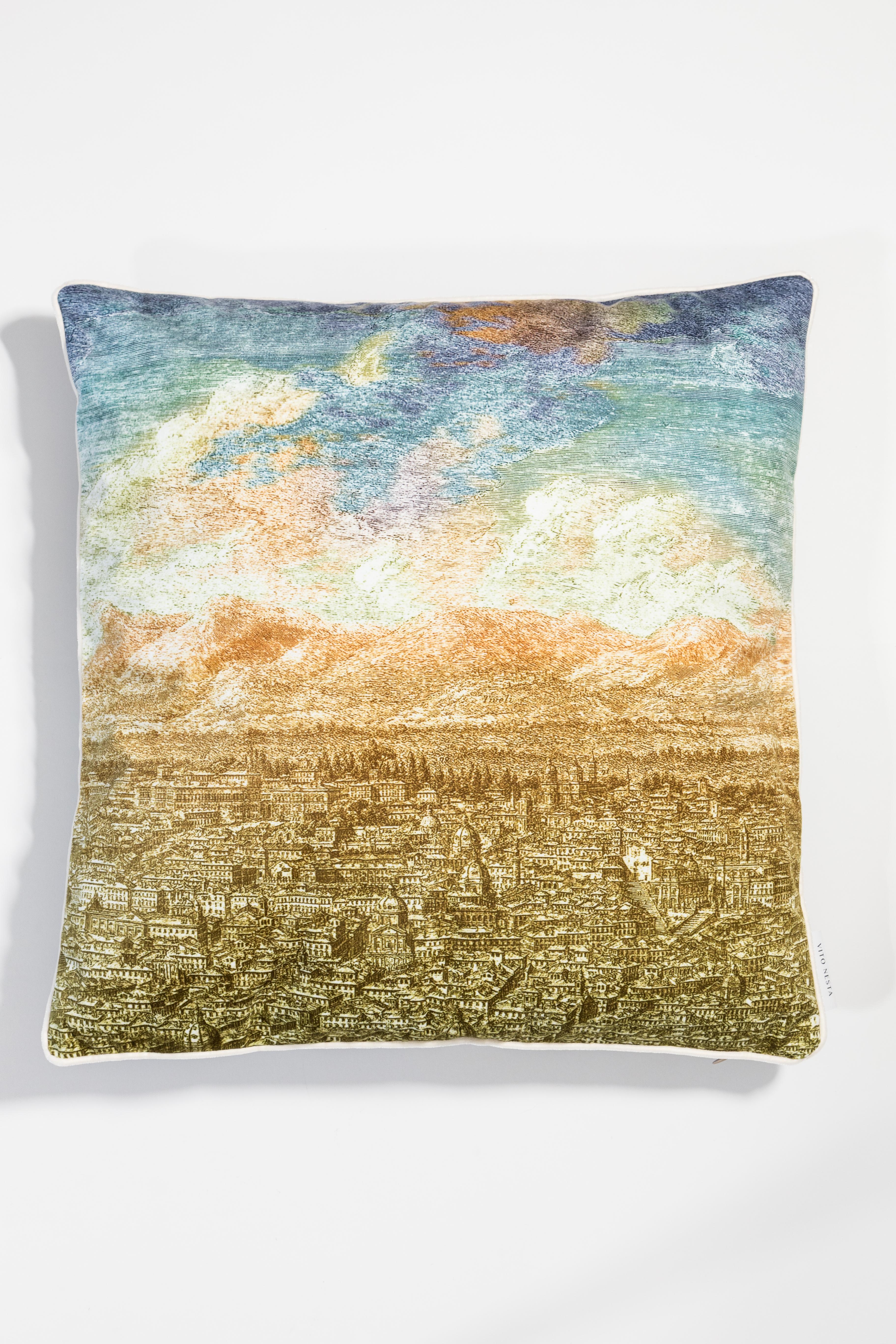 La collezione Roma è un set di cuscini che ripercorre l'omonima città antica. Da un lato, le case e i monumenti si susseguono in bianco e nero su tutta la superficie, sul retro la stessa porzione di paesaggio con i colli romani e il cielo esplode