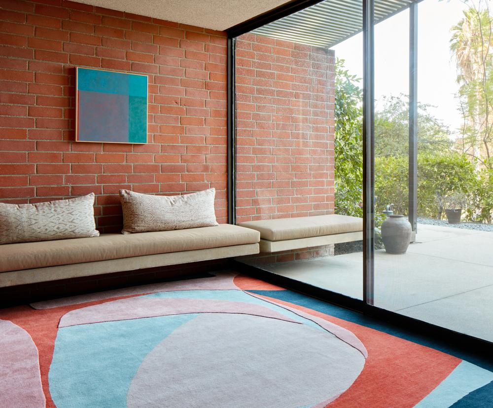 Inspiriert vom mexikanischen Mid-Century-Modernismus, verwendet dieser Teppich unkonventionelle geometrische Formen und gedämpfte Farbtöne, um seine zeitlosen Kompositionen mit Leichtigkeit zu inszenieren.

Erik Lindstrom bietet eine kuratierte