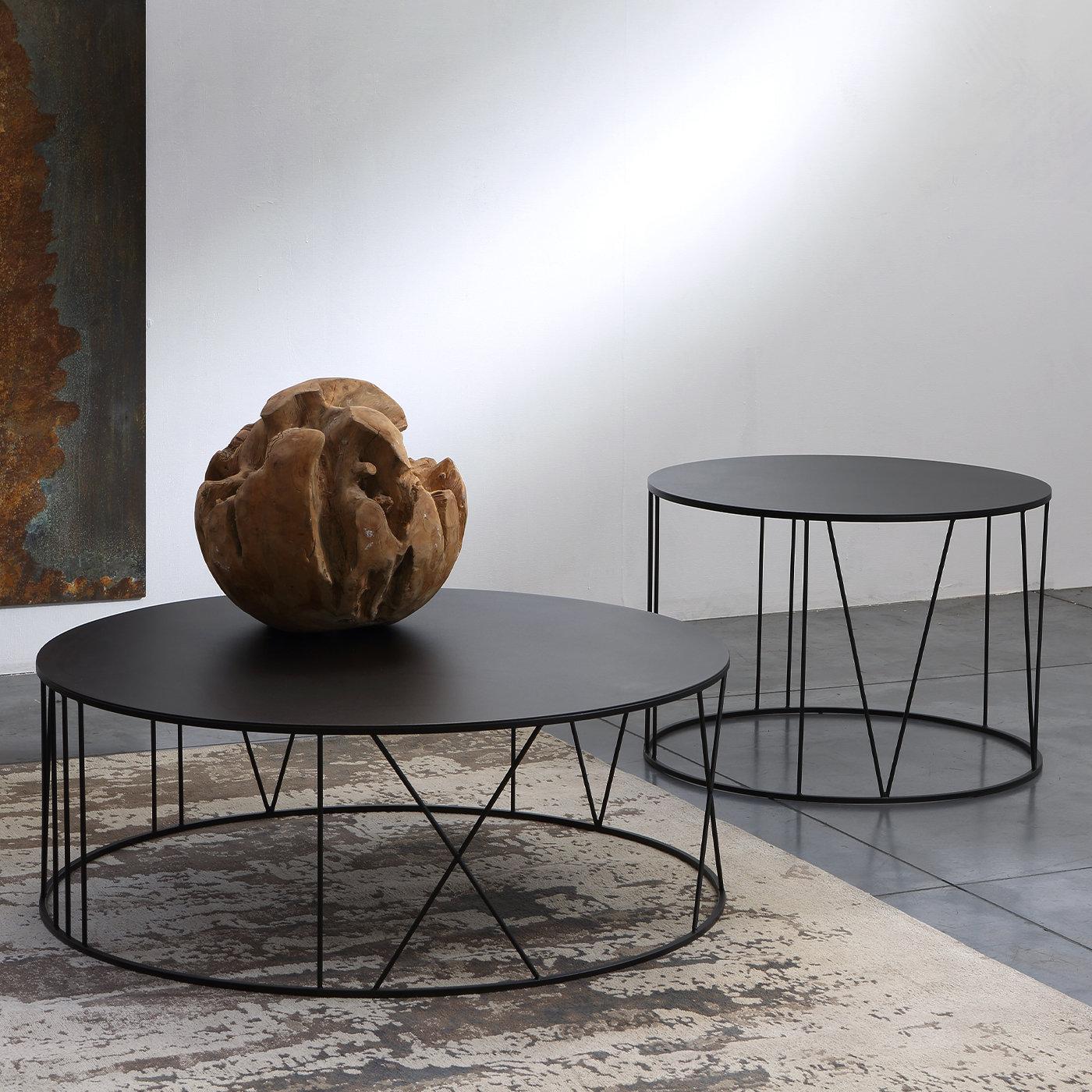 This short coffee table is part of the Roma series and can be combined with its taller version for a dynamic effect. Elegant and contemporary, this piece will be a perfect addition to a modern living room, thanks to its light and airy base made of