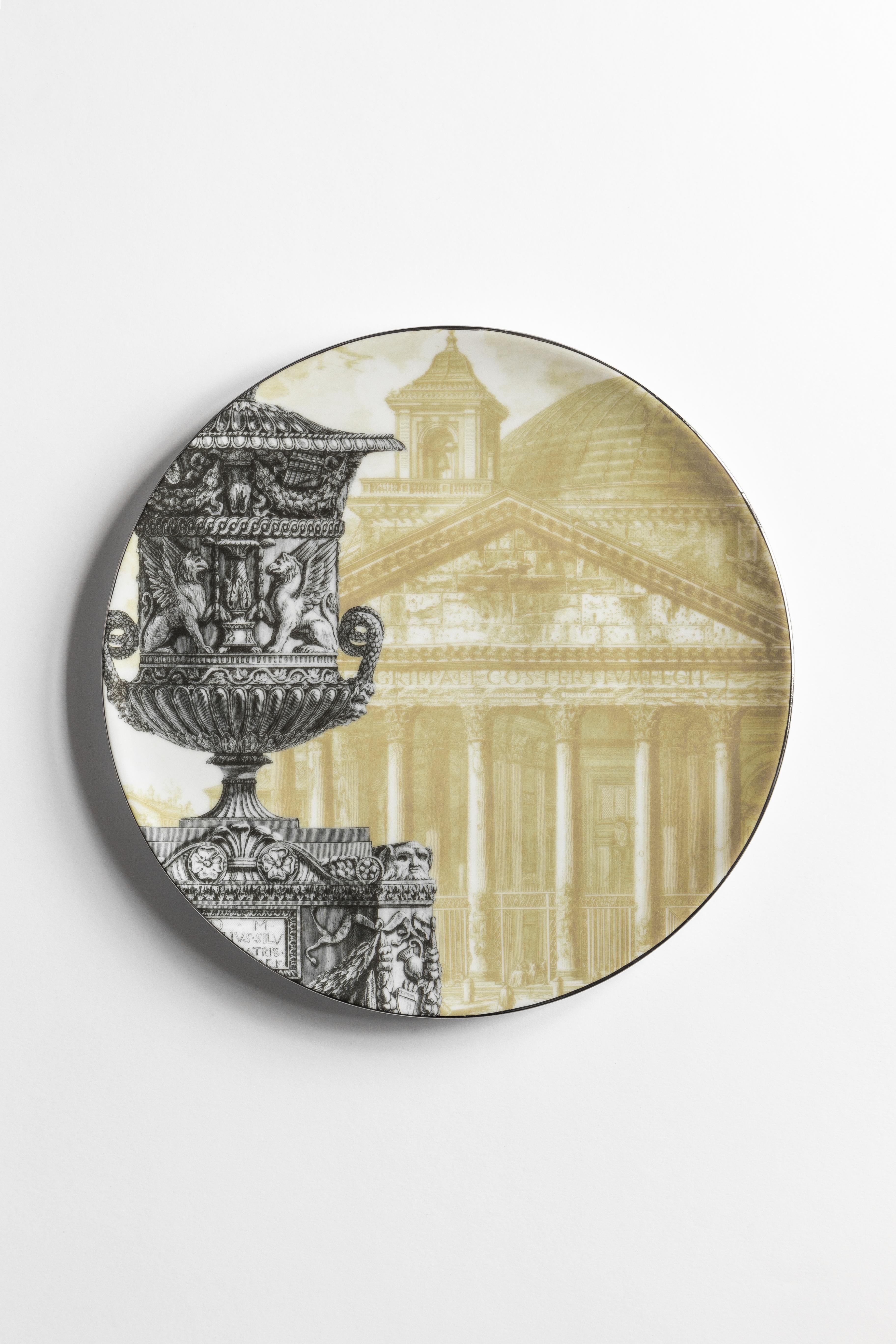 La collezione Roma è un'ode alla magnificenza della città eterna. Sullo sfondo dei piatti che raffigurano serigrafie di alcuni dei luoghi più iconici della città - come il Pantheon e il Colosseo - spiccano illustrazioni antiche di vasi, anfore e