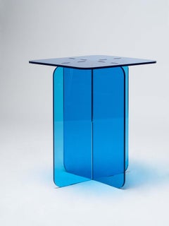 Mesa auxiliar «ROMA Square Clear», con un diseño arquitectónico moderno y limpio, fabricada en Argentina
