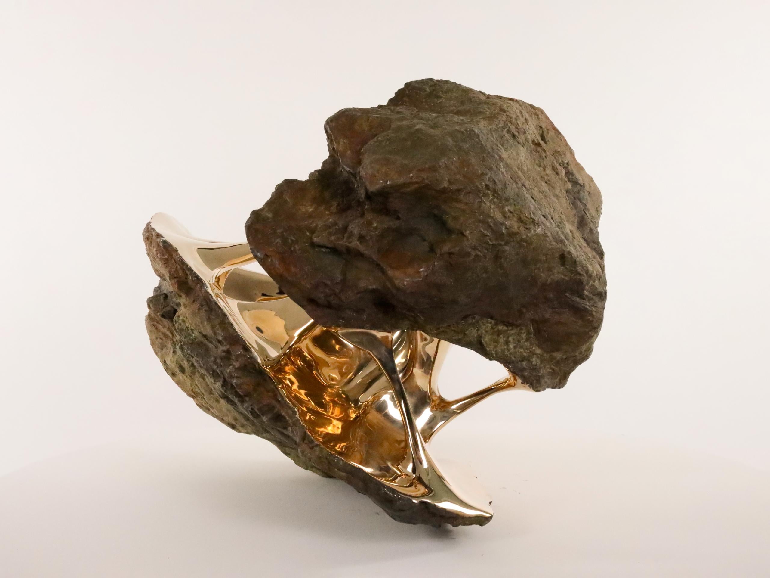 Chronos di Romain Langlois - Scultura in bronzo simile a una roccia, oro, fusione, forma in vendita 17