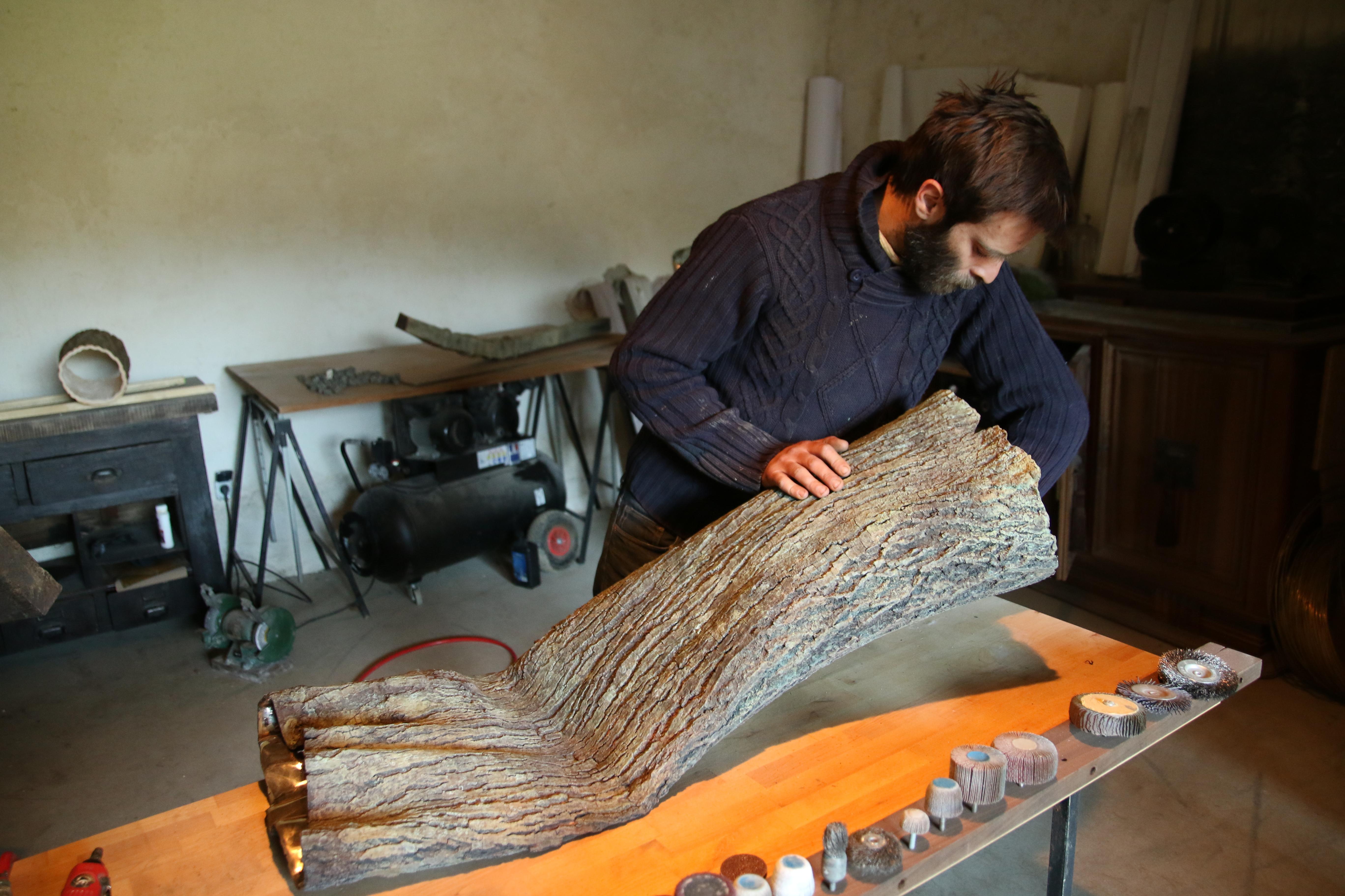 Container de Romain Langlois - Sculpture en Wood, intérieur en bronze doré en vente 4