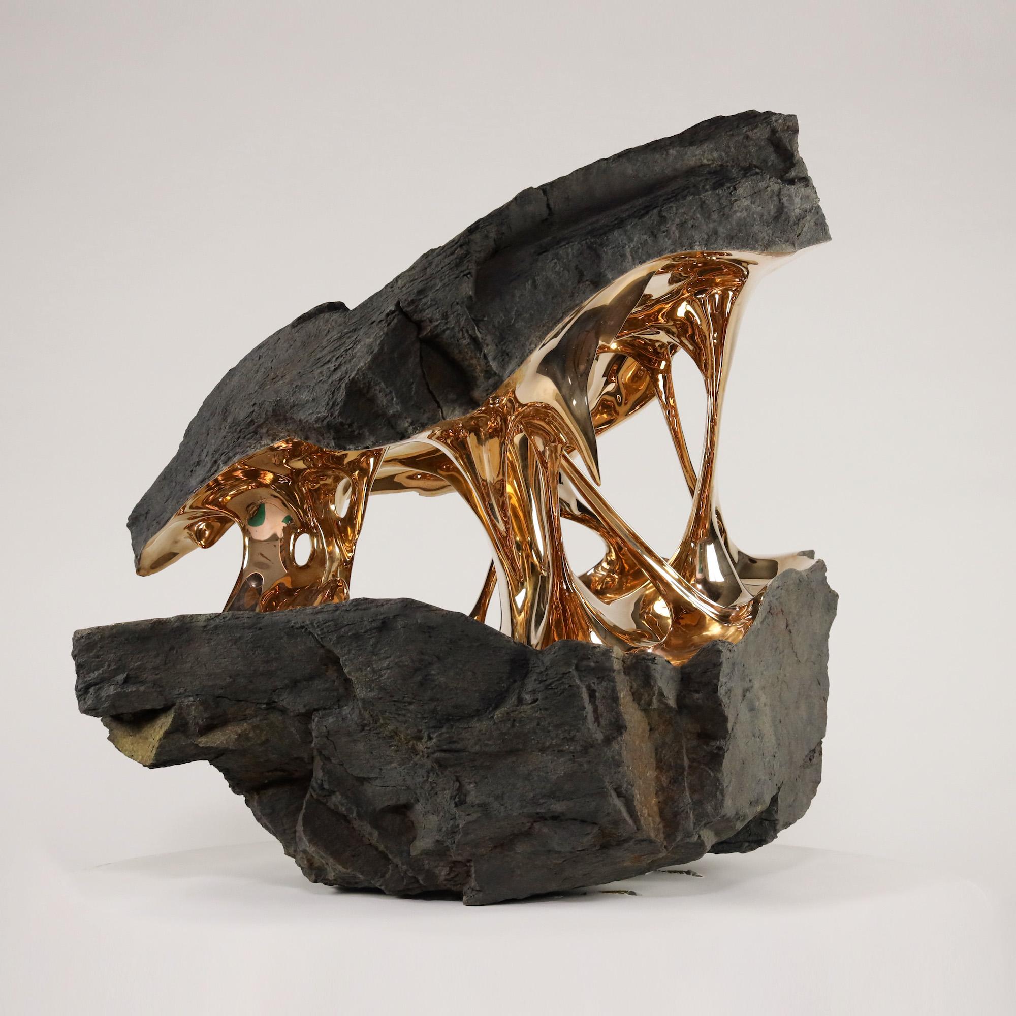 Gaïa par Romain Langlois - Sculpture en bronze, dorée, abstraite, en forme de rocher en vente 1