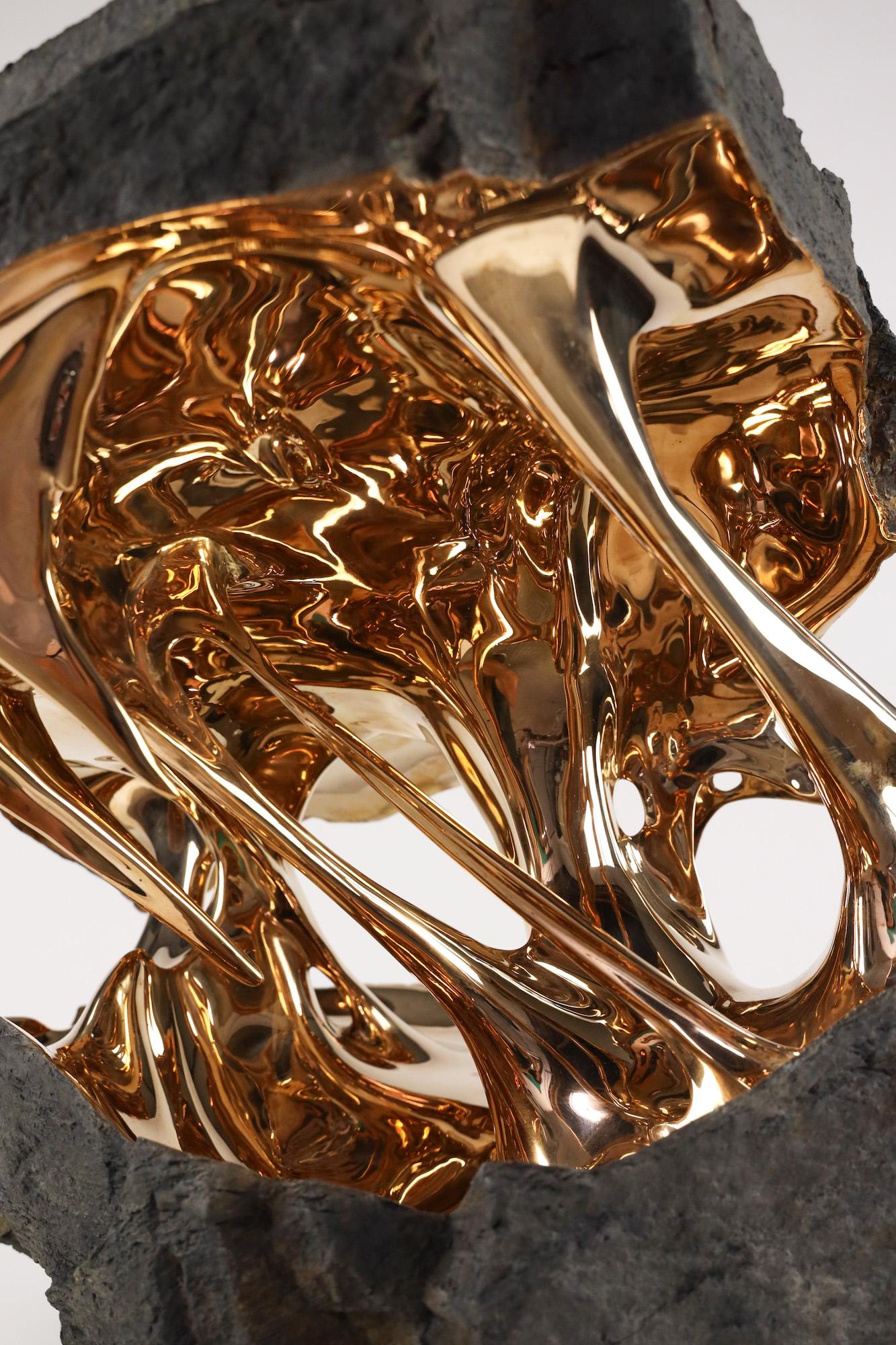 Gaïa par Romain Langlois - Sculpture en bronze, dorée, abstraite, en forme de rocher en vente 8