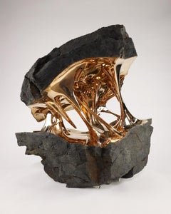 Gaïa von Romain Langlois - Goldene, abstrakte Bronzeskulptur in Felsenform