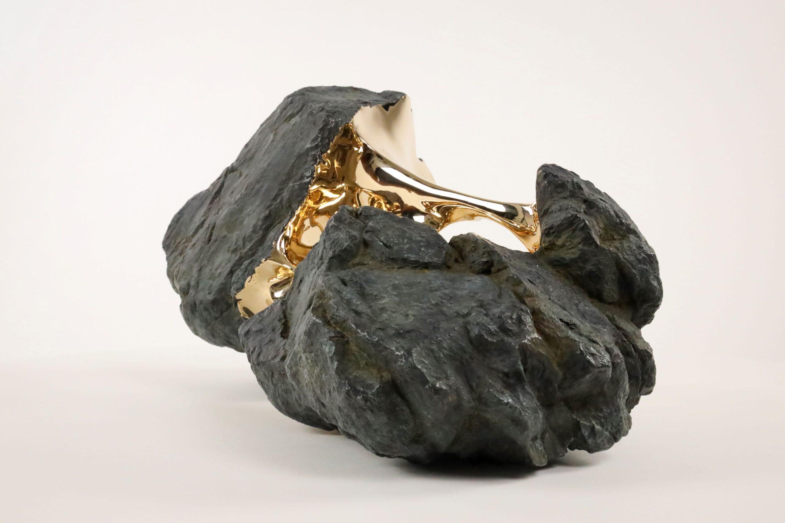 Kairos by Romain Langlois - Rock-like bronze sculpture, golden, abstract en venta 9