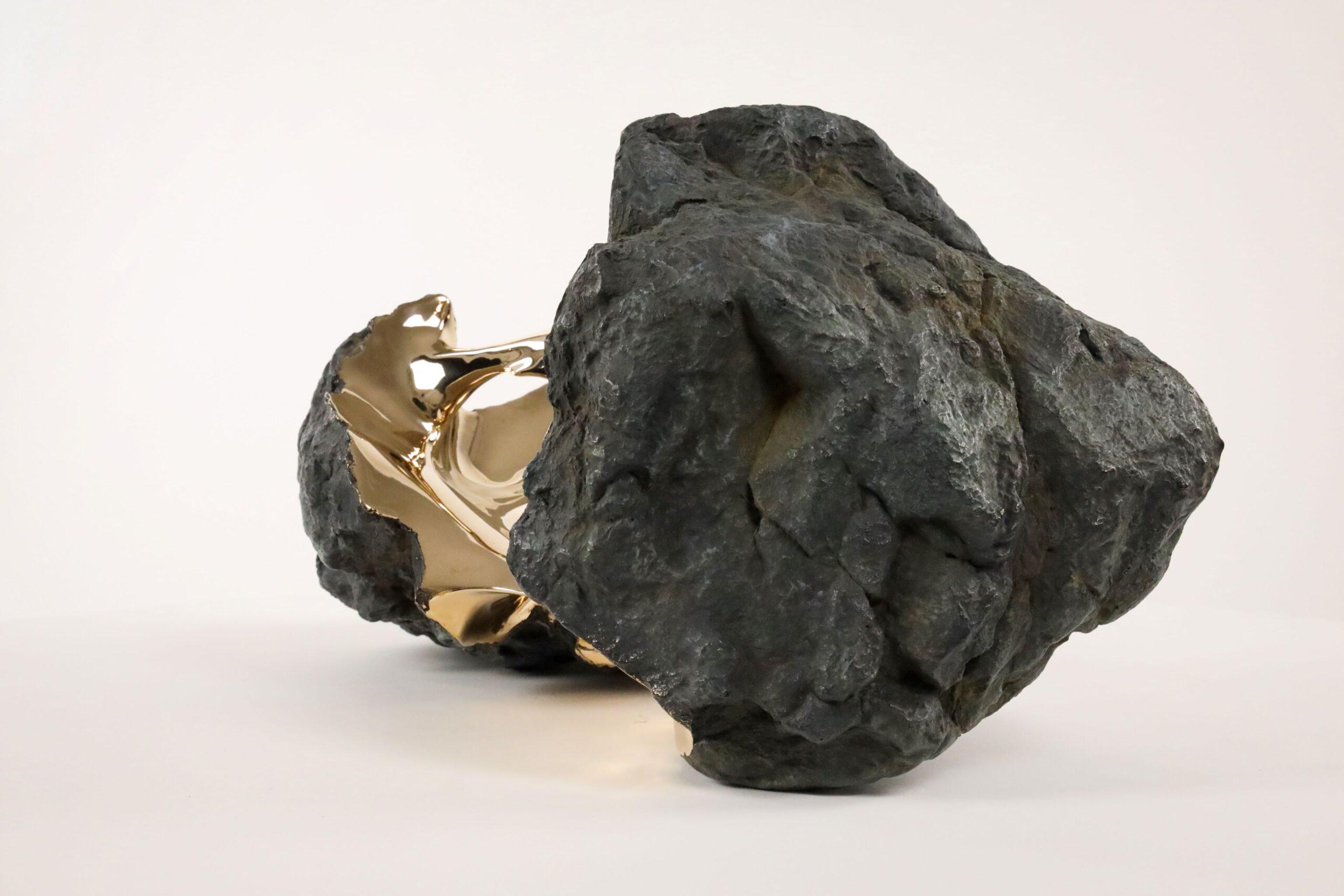 Kairos by Romain Langlois - Rock-like bronze sculpture, golden, abstract en venta 11