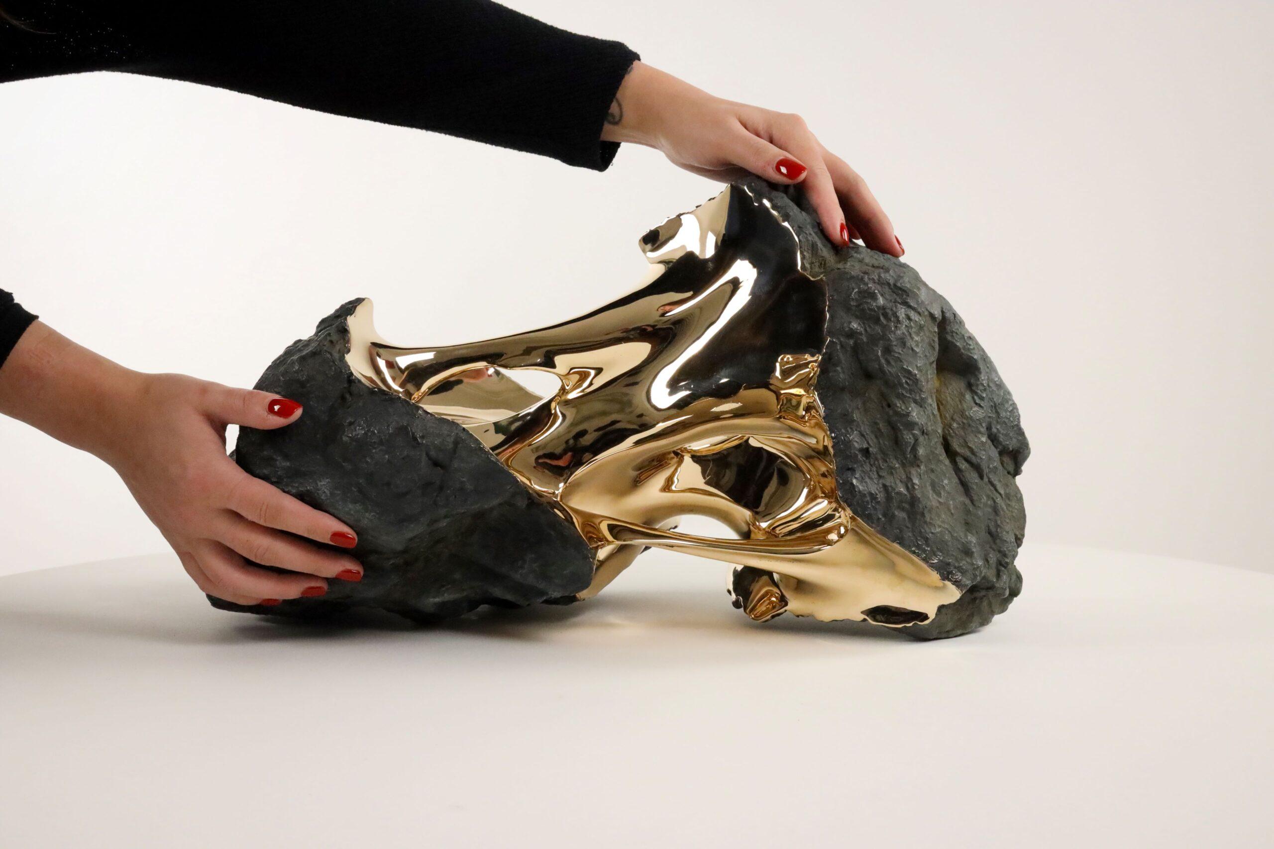 Kairos by Romain Langlois - Rock-like bronze sculpture, golden, abstract en venta 3