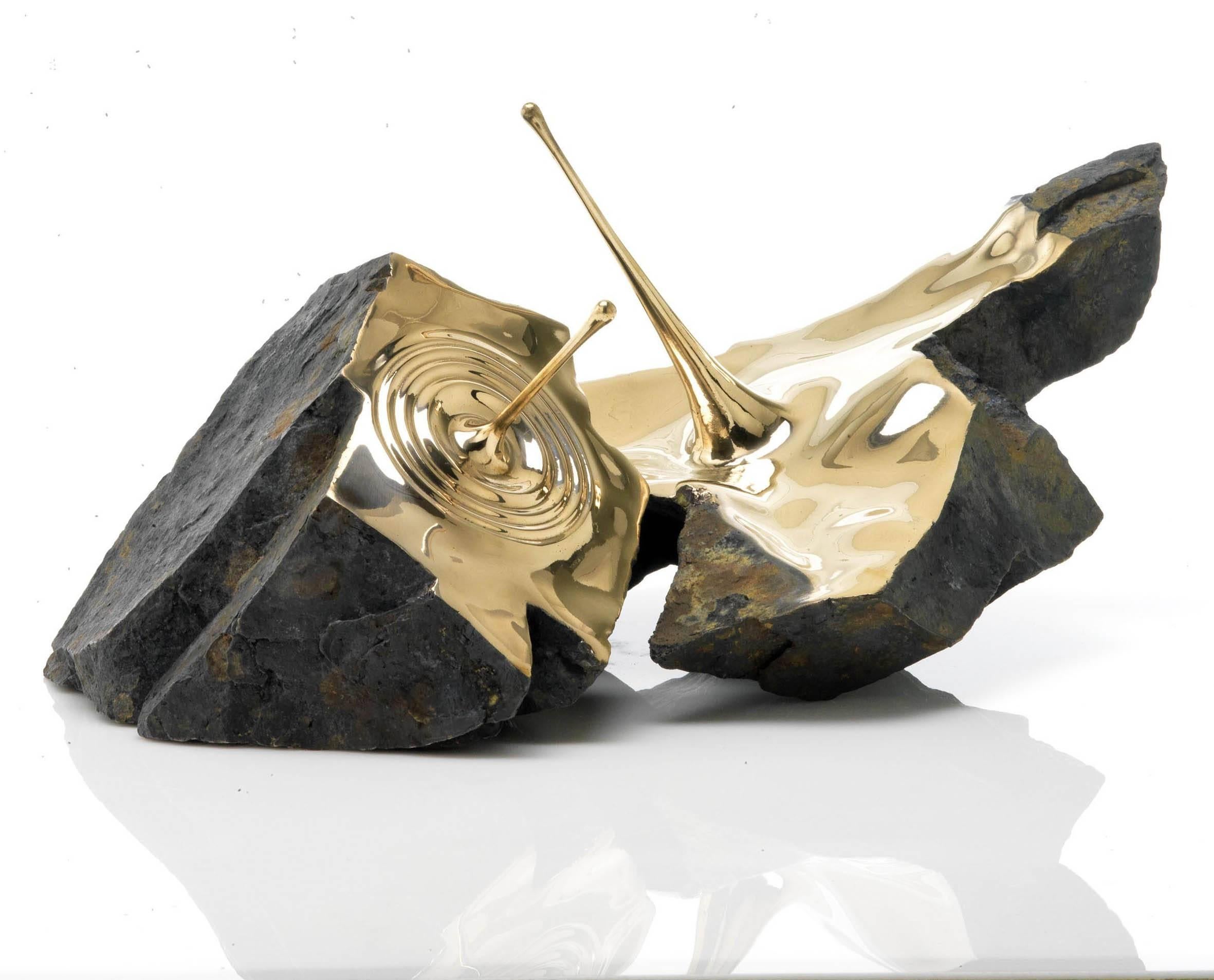 Resonance II des zeitgenössischen französischen Künstlers Romain Langlois. 
58 × 72.5 × 67.6 cm
Bronzeskulptur, limitierte Auflage von 8 & 4 A.P. Innen aus polierter Bronze, außen aus brünierter Bronze in Form eines Findlings.
In dieser