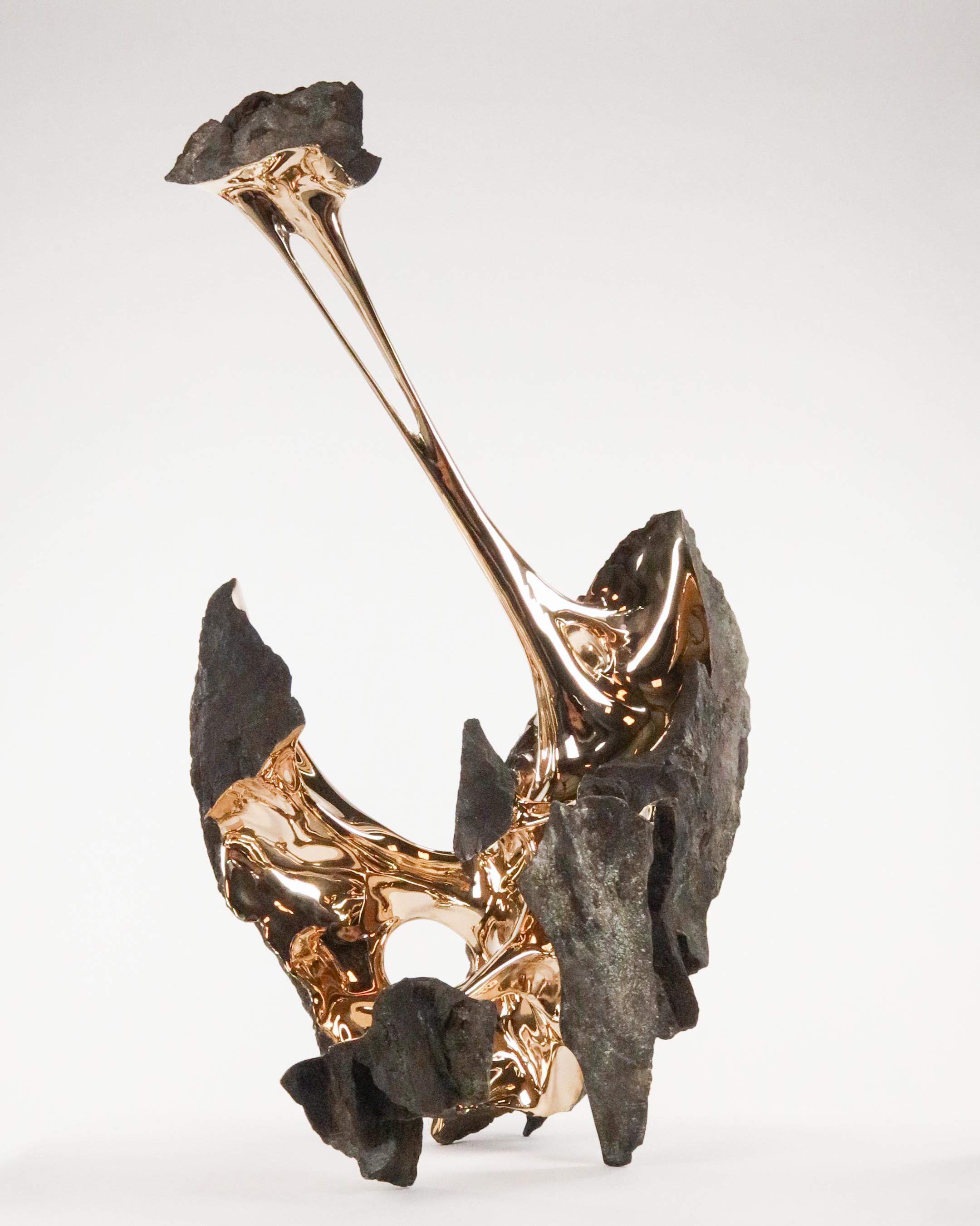Serendipity de l'artiste contemporain français Romain Langlois. Sculpture en bronze poli et doré : 102 cm × 64 cm × 88 cm. Edition de 8 + 4 A.P.
Cette sculpture en bronze patiné prend la forme hétéroclite d'un rocher éclaté dont les différents