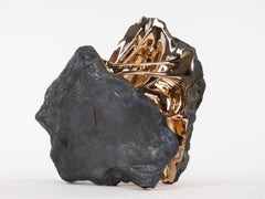 La Bella Addormentata di Romain Langlois - Scultura in bronzo simile a una roccia, oro, fusione