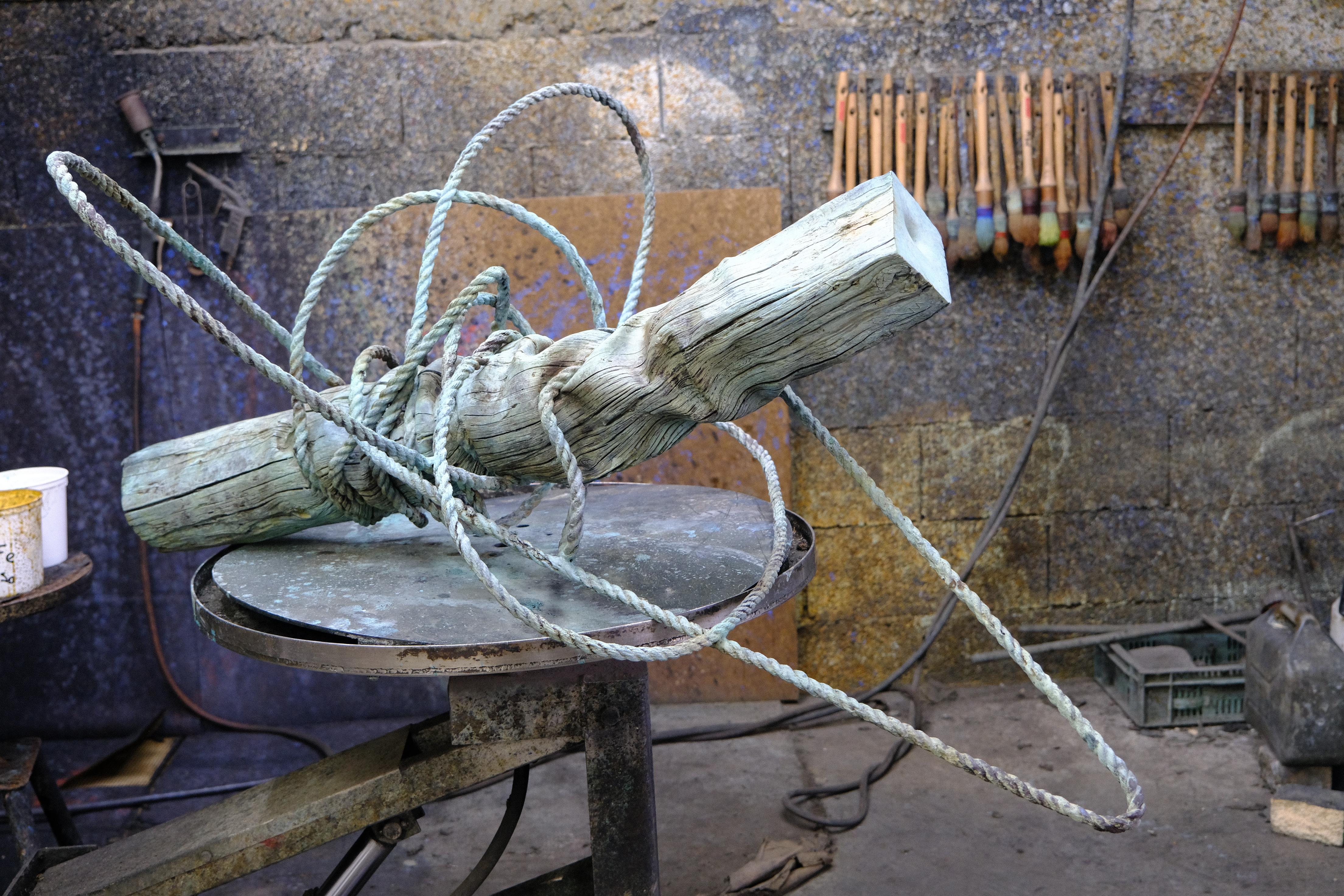 L'Antropocene di Romain Langlois - Scultura in bronzo simile al legno, patina verde in vendita 1