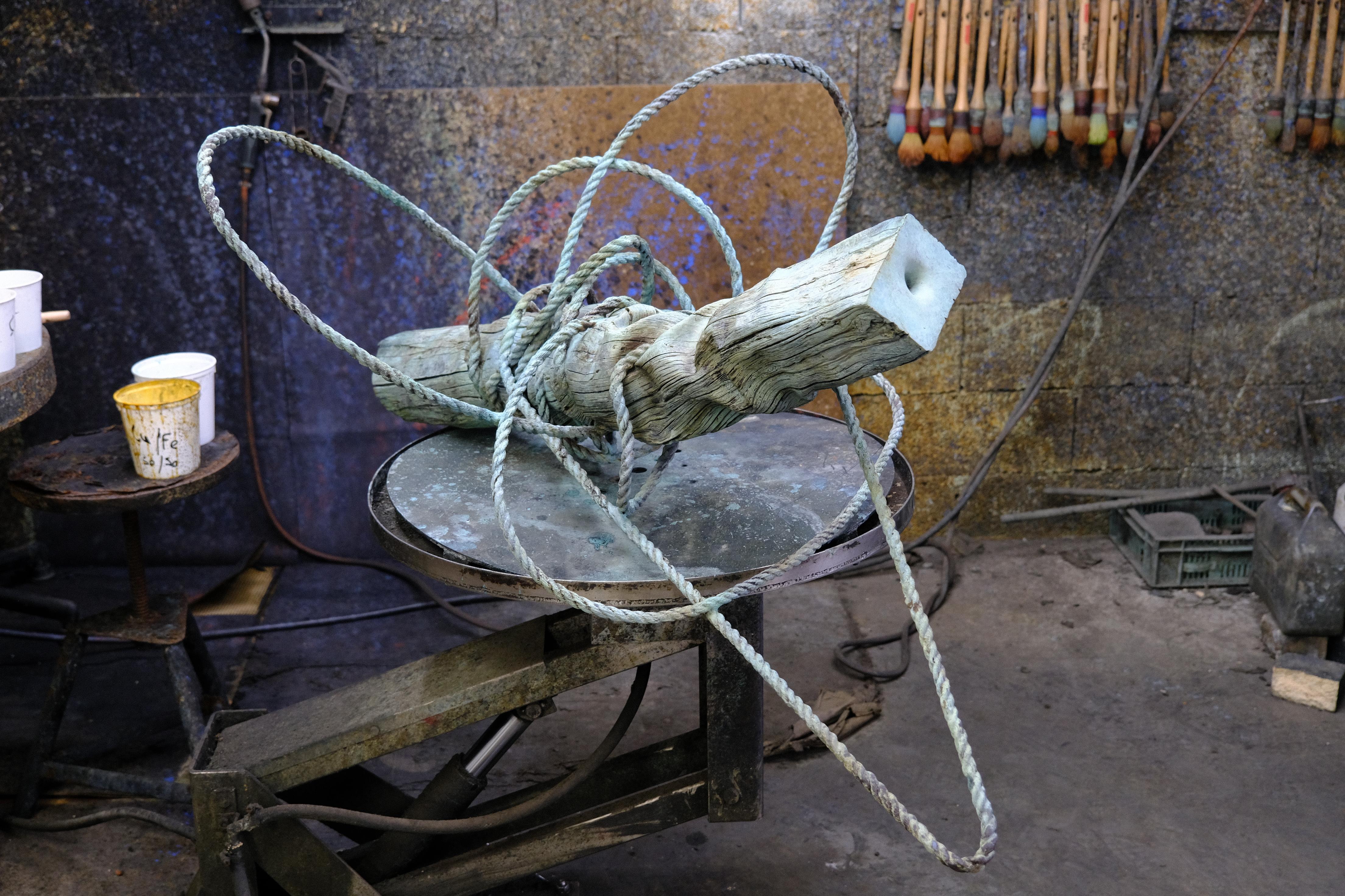 L'Antropocene di Romain Langlois - Scultura in bronzo simile al legno, patina verde in vendita 7