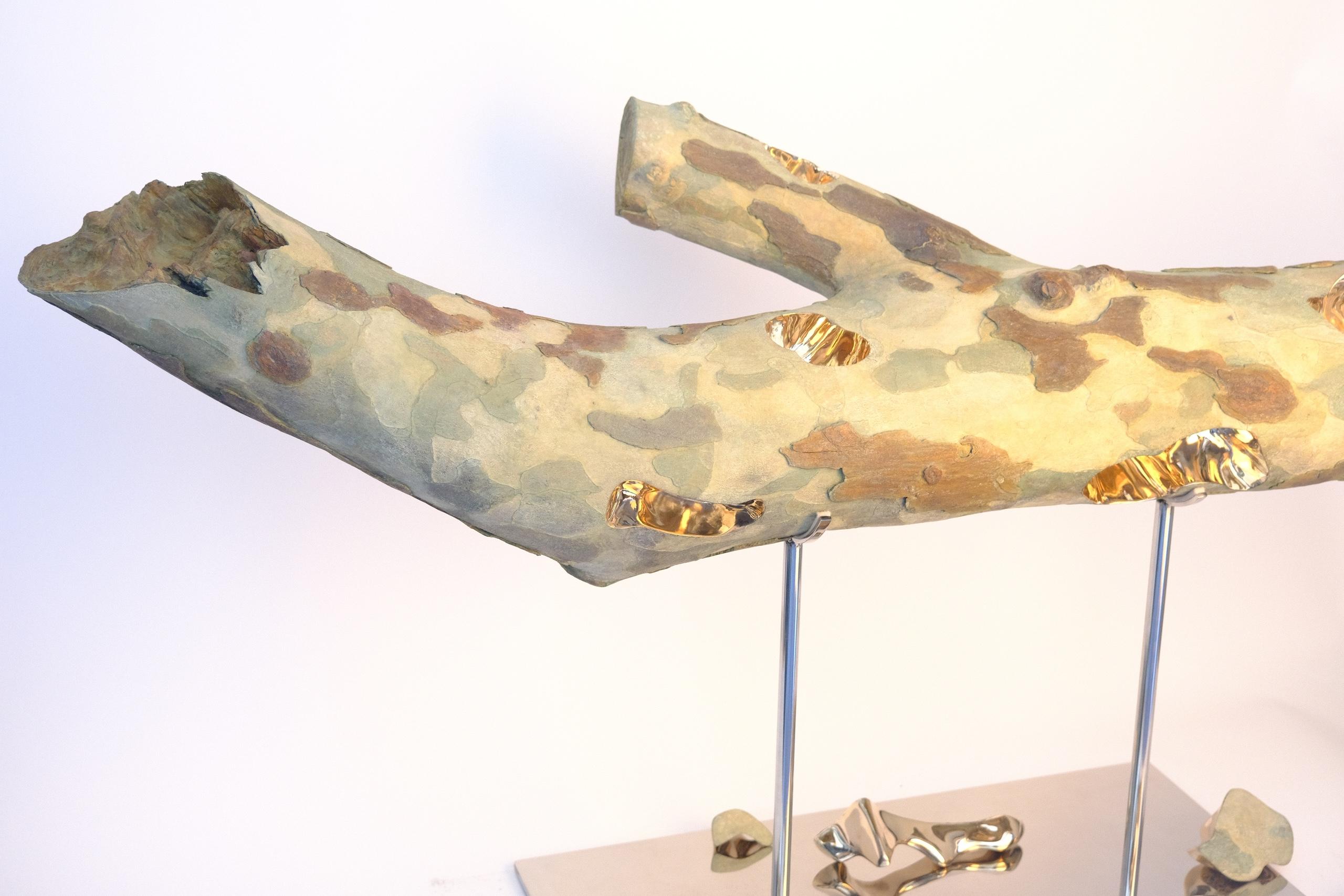 The wind comes up by Romain Langlois - Goldfarbene Bronzeskulptur in Holzoptik im Angebot 1