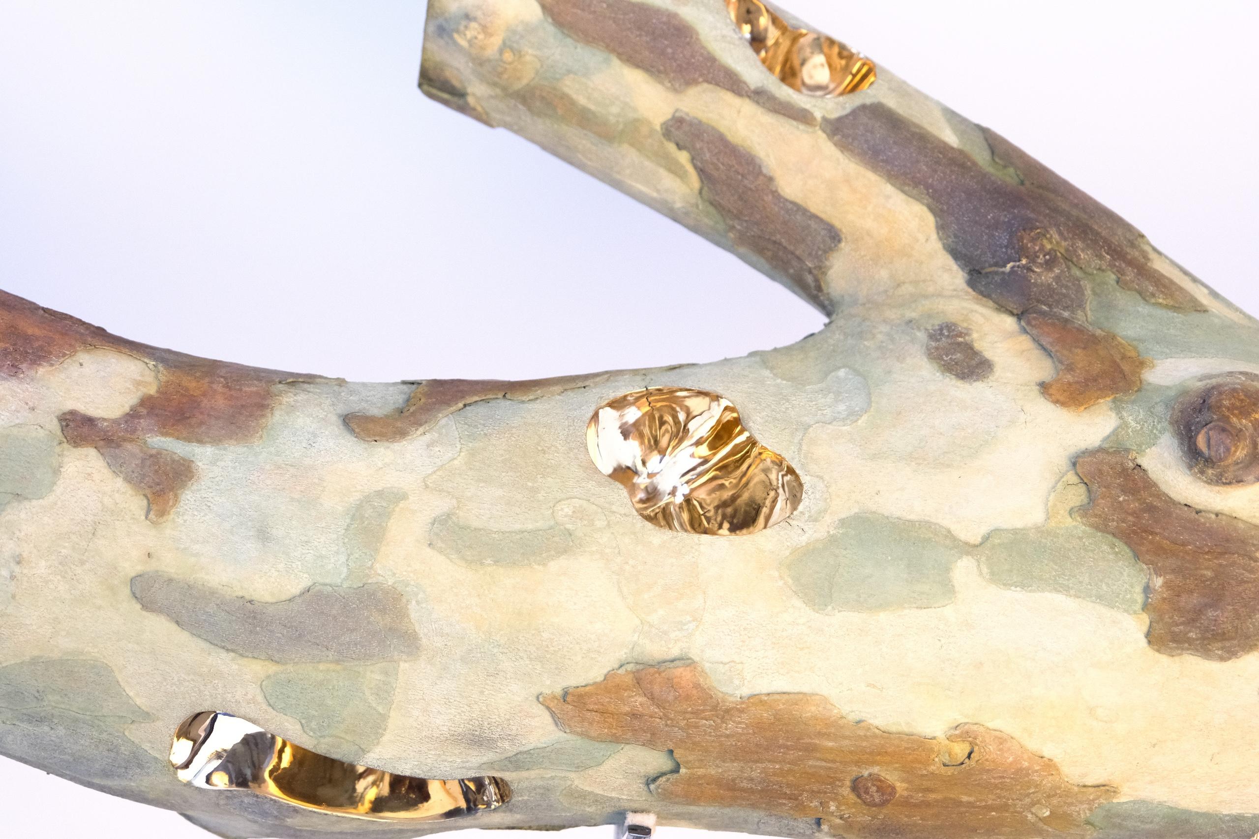 The wind comes up by Romain Langlois - Goldfarbene Bronzeskulptur in Holzoptik im Angebot 2