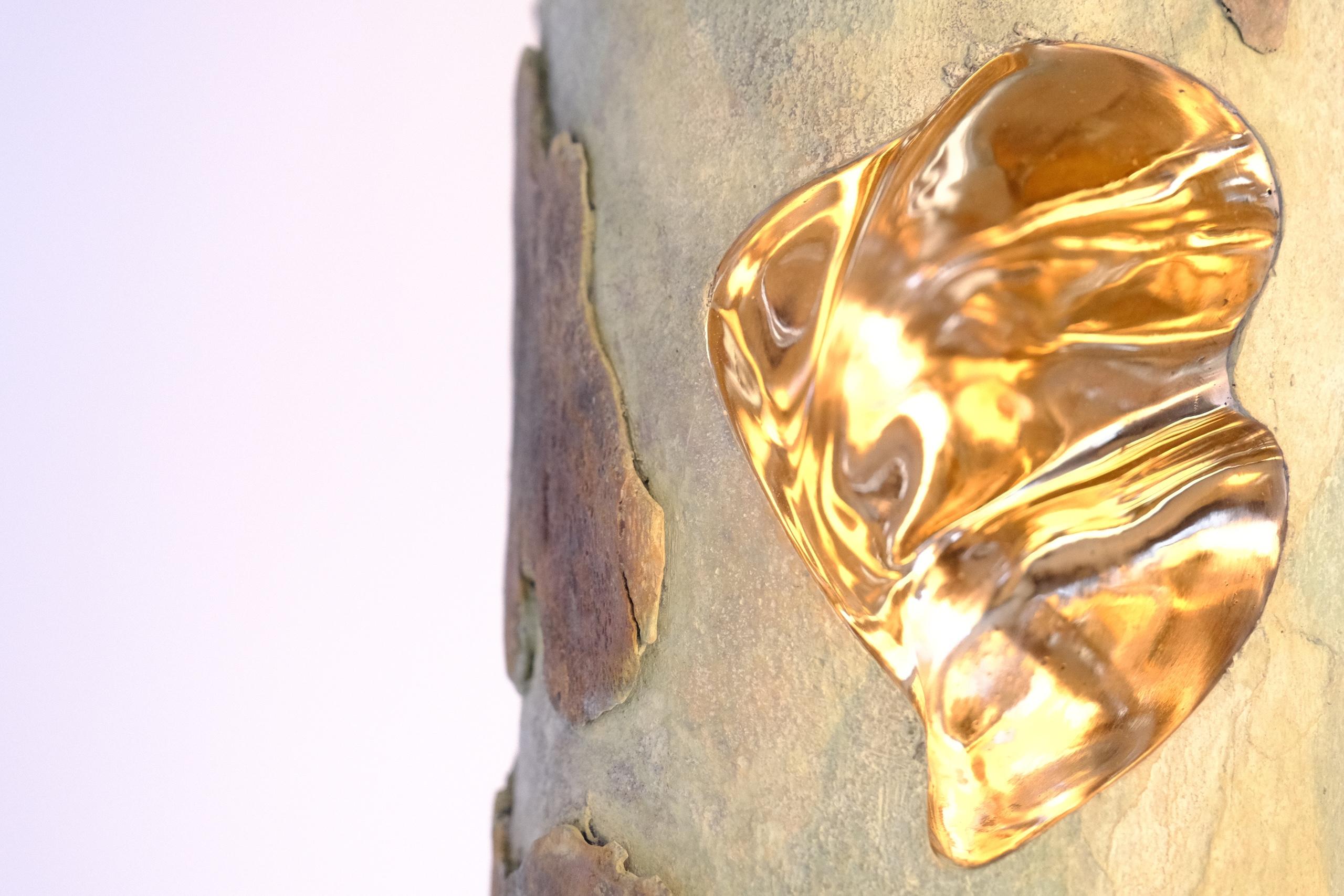 The wind comes up by Romain Langlois - Wood-like bronze sculpture, golden For Sale 3