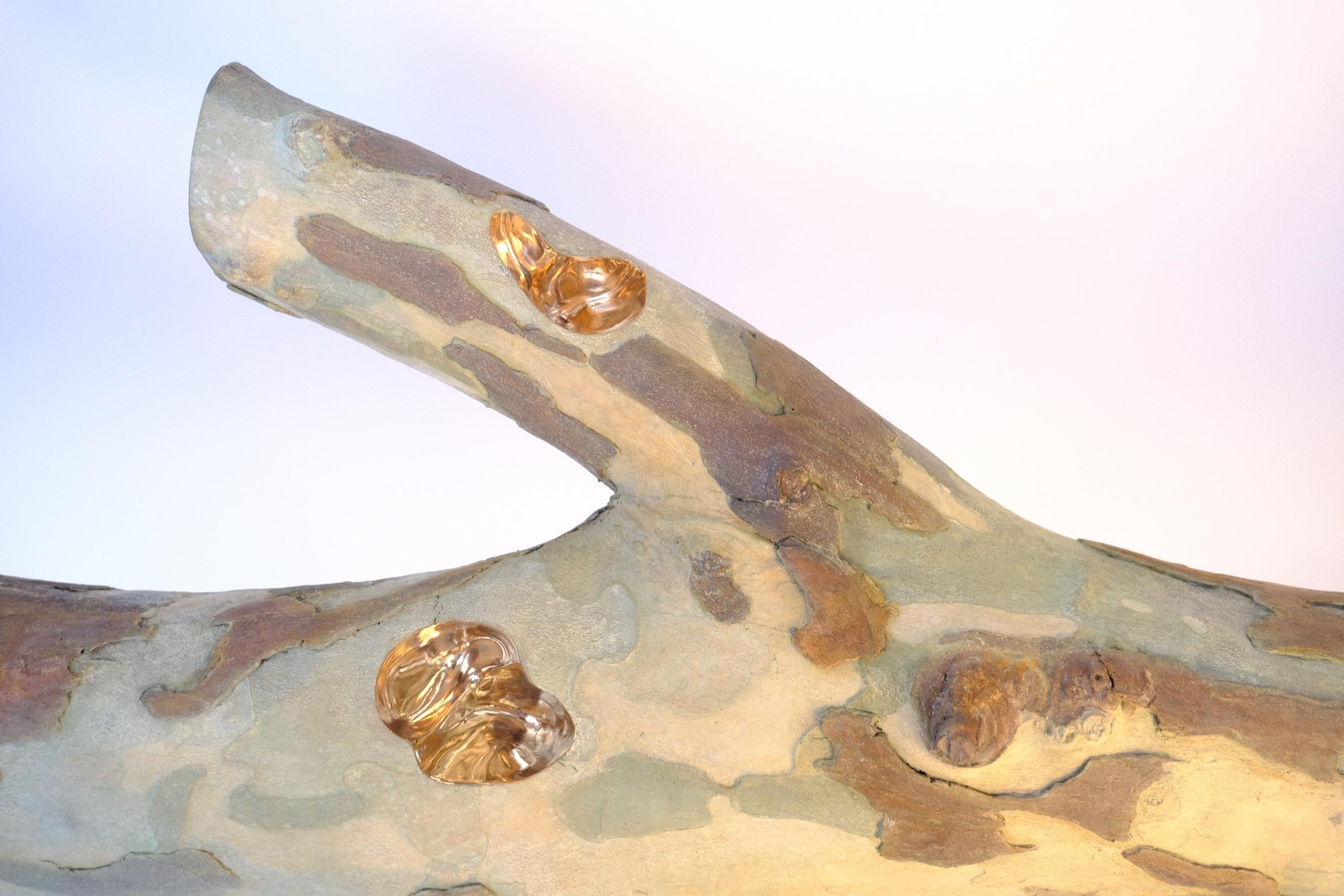 The wind comes up by Romain Langlois - Goldfarbene Bronzeskulptur in Holzoptik im Angebot 4