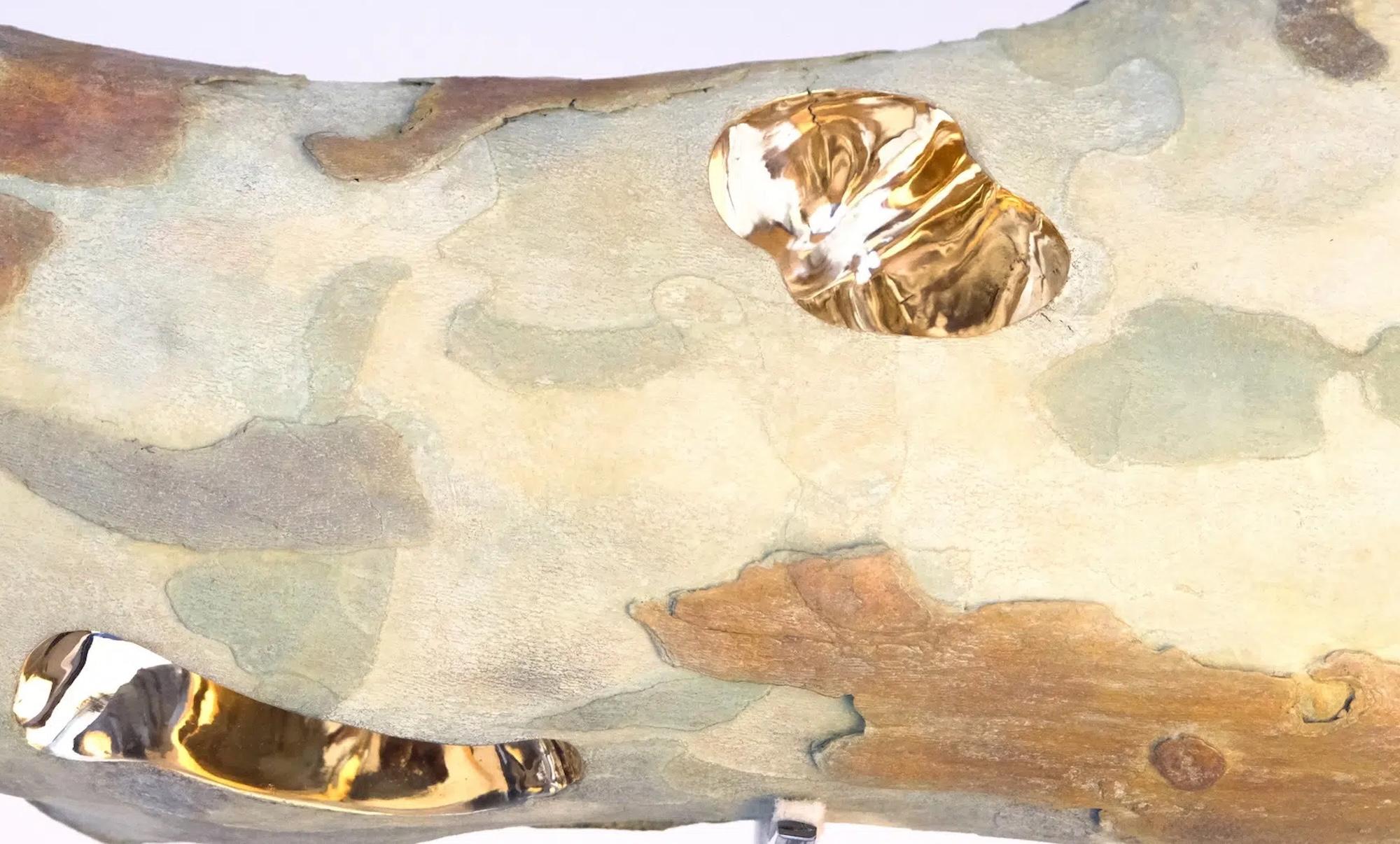 The wind comes up by Romain Langlois - Goldfarbene Bronzeskulptur in Holzoptik im Angebot 5