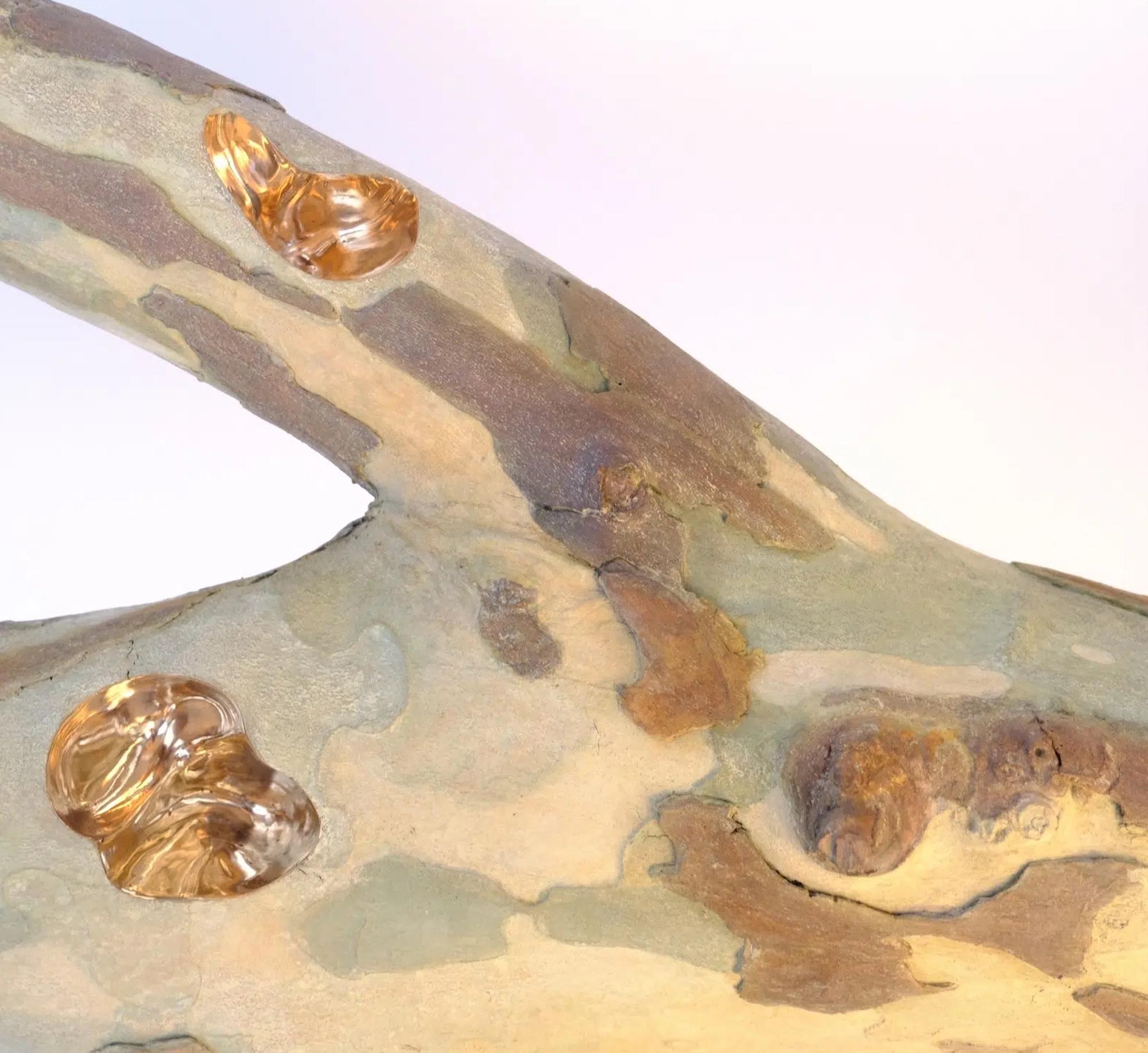 The wind comes up by Romain Langlois - Goldfarbene Bronzeskulptur in Holzoptik im Angebot 6