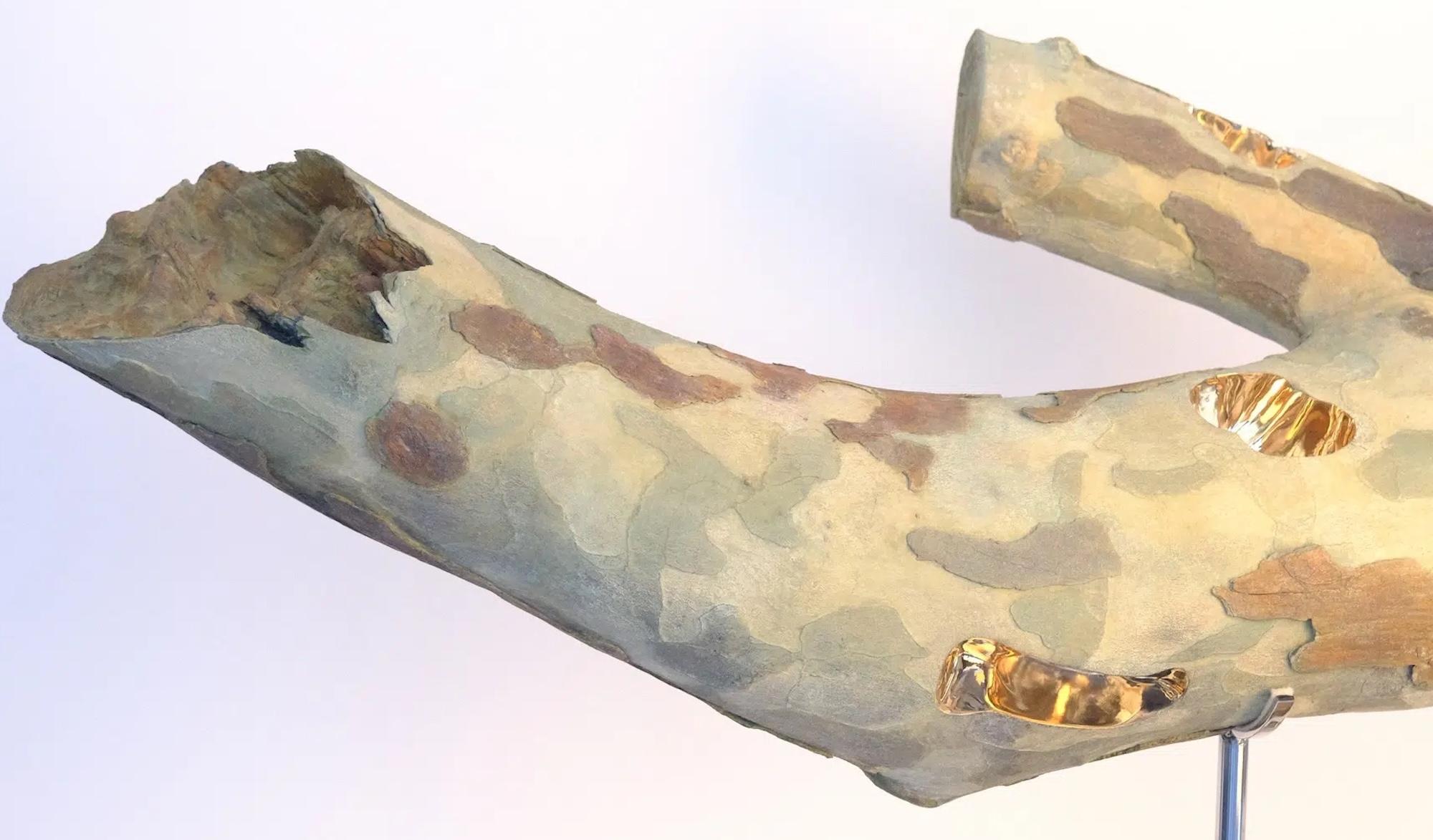 The wind comes up by Romain Langlois - Goldfarbene Bronzeskulptur in Holzoptik im Angebot 7