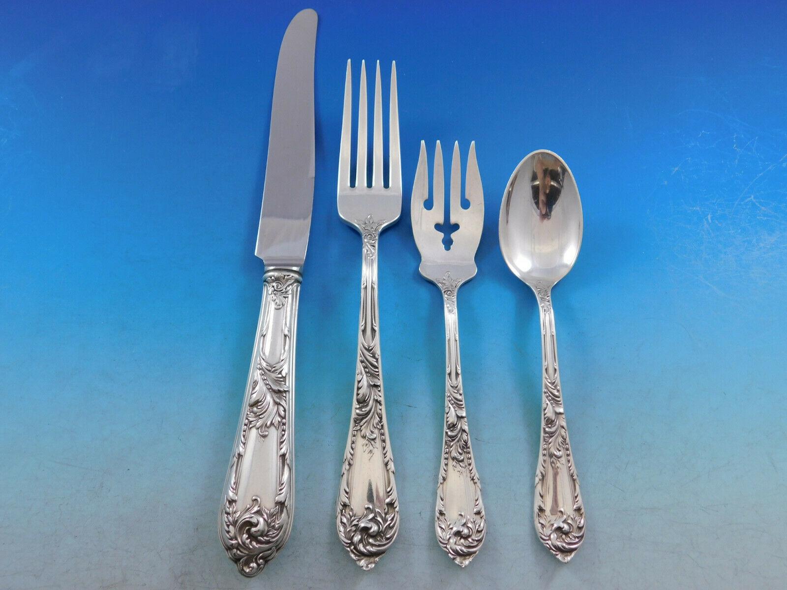 Monumental Romaine von Reed and Barton ca. 1933 Sterling Silber Besteck - 198 Teile. Dieses Set enthält:


12 Messer in Tafelgröße, 9 3/4