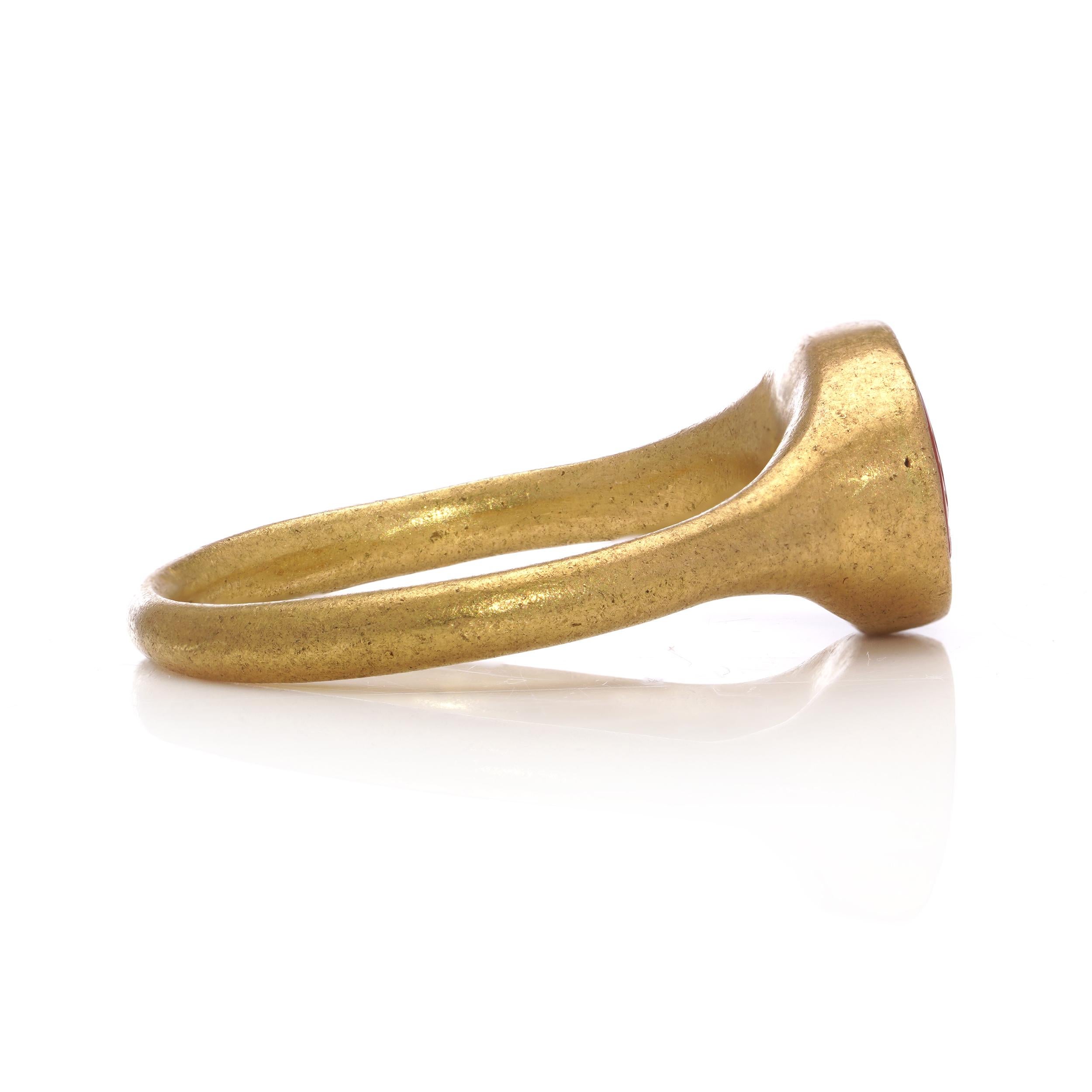 Romanischer Ring aus 22-karätigem Gold mit Ziegen Karneol-Intaglio für Damen oder Herren im Angebot