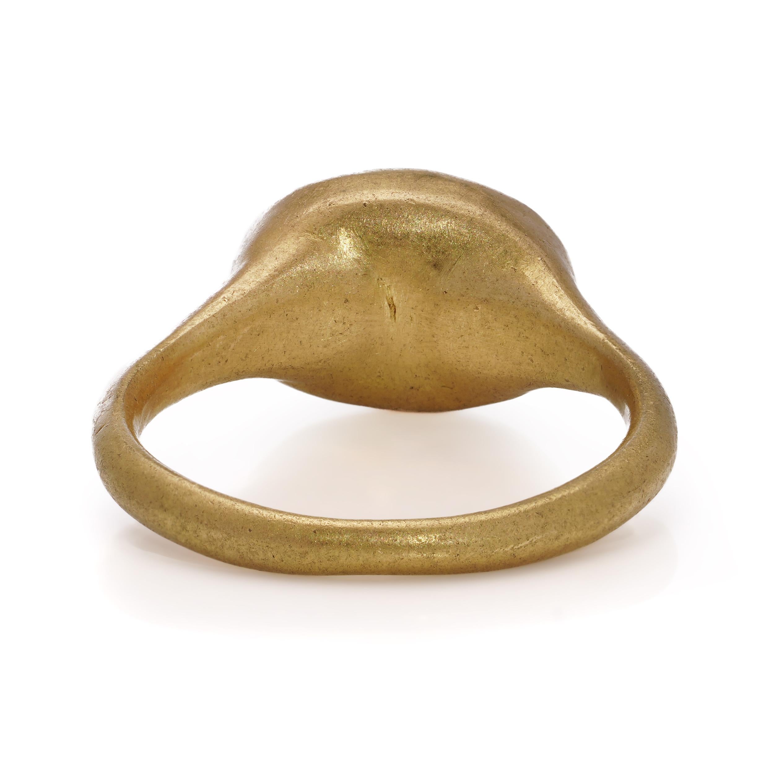 Romanischer Ring aus 22-karätigem Gold mit Ziegen Karneol-Intaglio im Angebot 1
