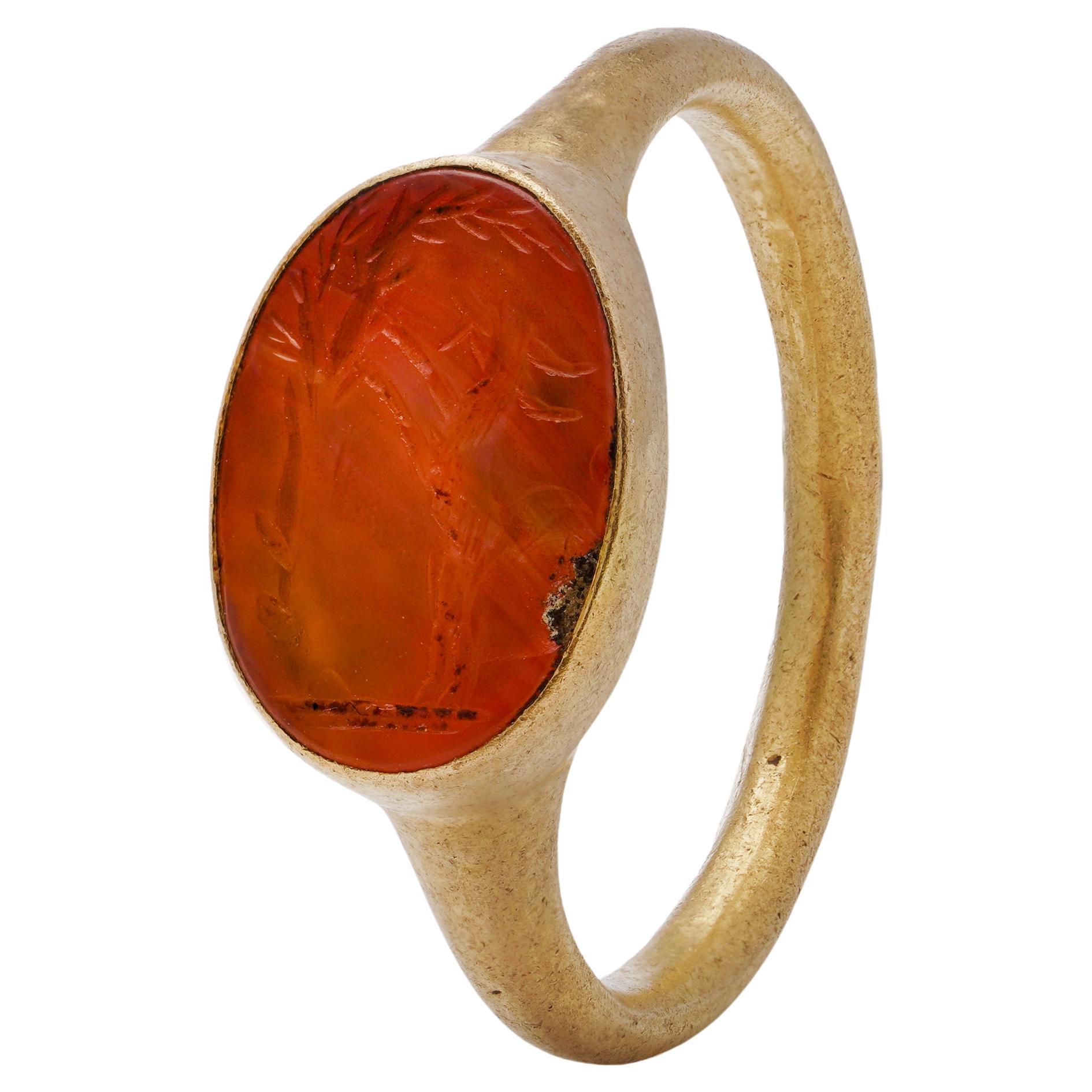 Romanischer Ring aus 22-karätigem Gold mit Ziegen Karneol-Intaglio im Angebot