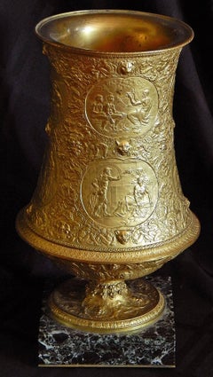 "Mythes romains et grecs " Fabuleuse urne en bronze doré avec plusieurs nus masculins