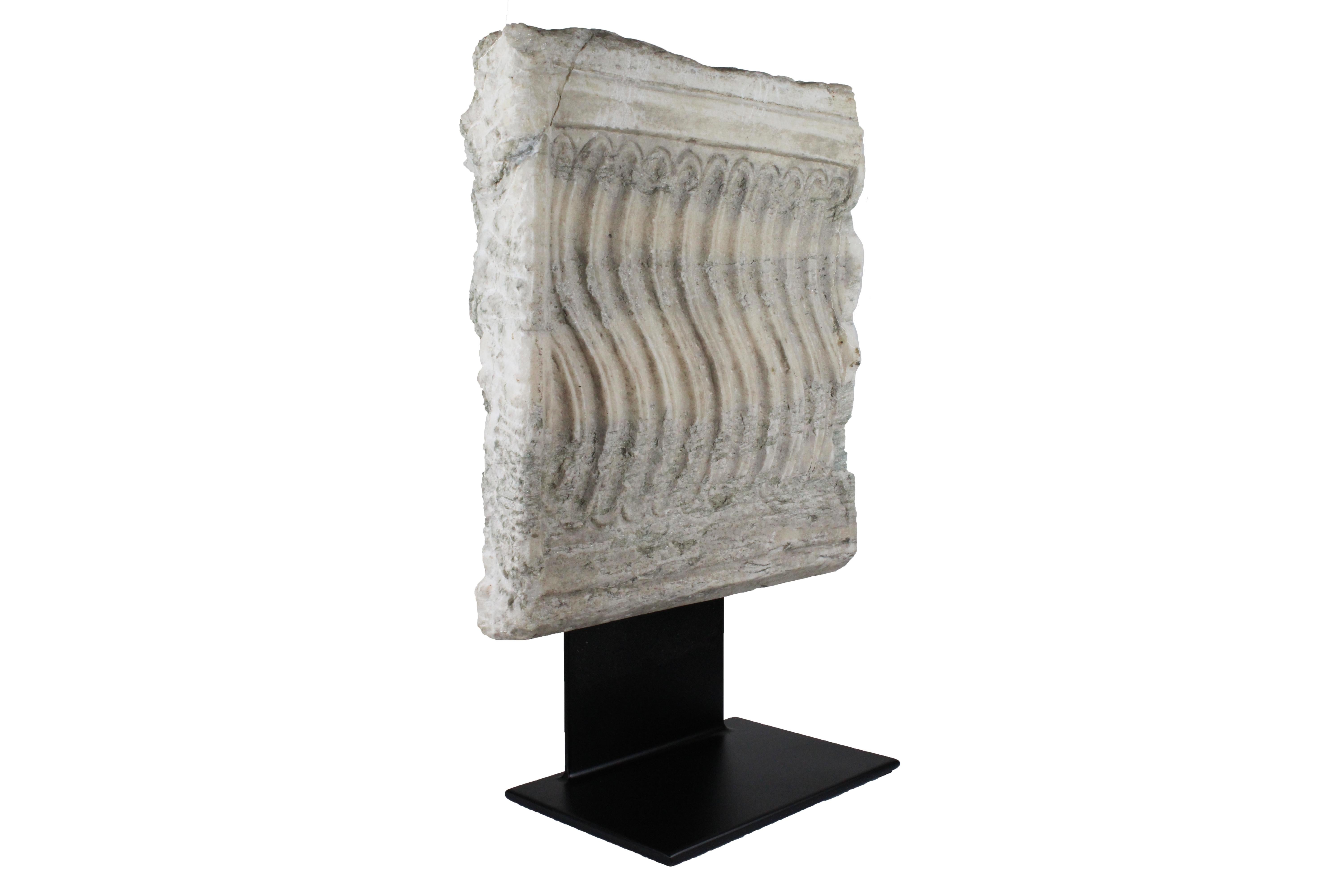 Sculpture antique romaine en marbre, 2e siècle ADS, Sud de la France.
Cette sculpture est une antiquité romaine.
Coupe frontale d'un sarcophage romain.
Réalisé en marbre blanc et en fer.
Très bon état ancien.