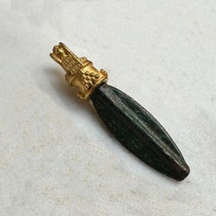 Roman arrowhead 2-6th century BC mounted in 18 kt gold, olive-green patina