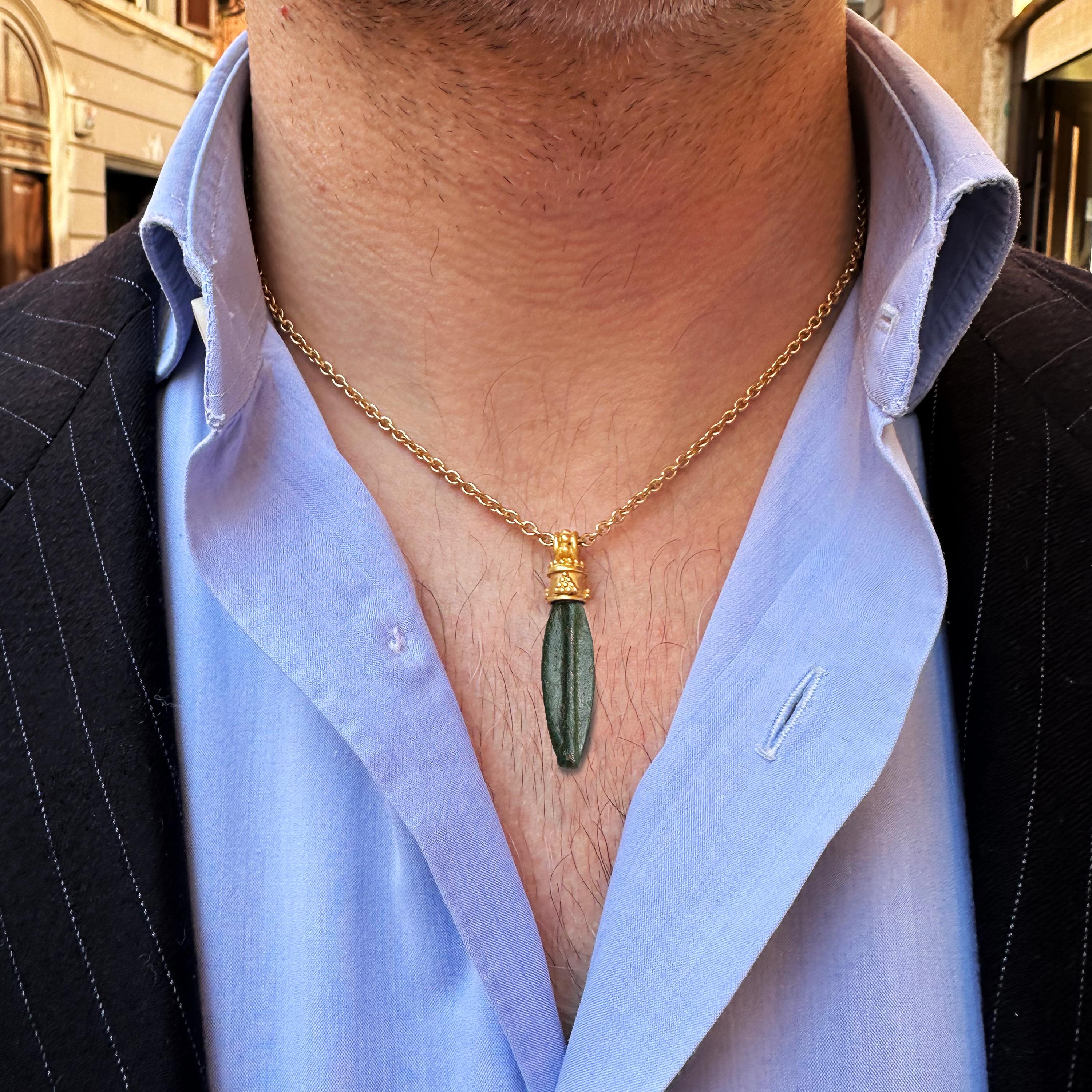 Classical Roman Roman arrowhead 2-6th century BC mounted in 18 kt gold, olive-green patina For Sale