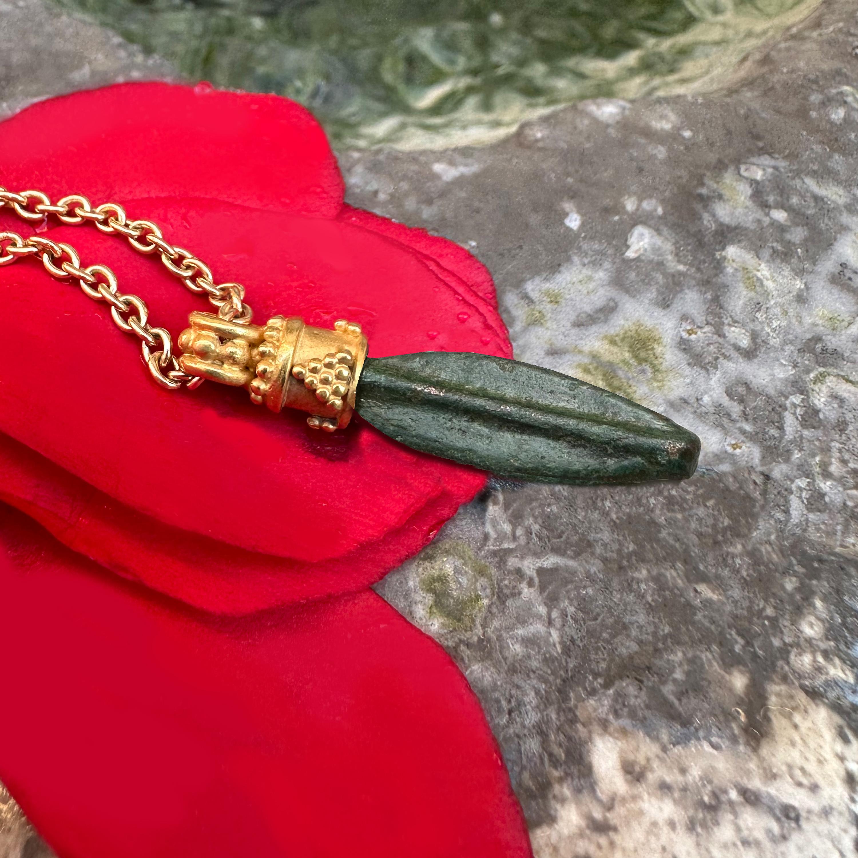 Women's or Men's Roman arrowhead 2-6th century BC mounted in 18 kt gold, olive-green patina For Sale