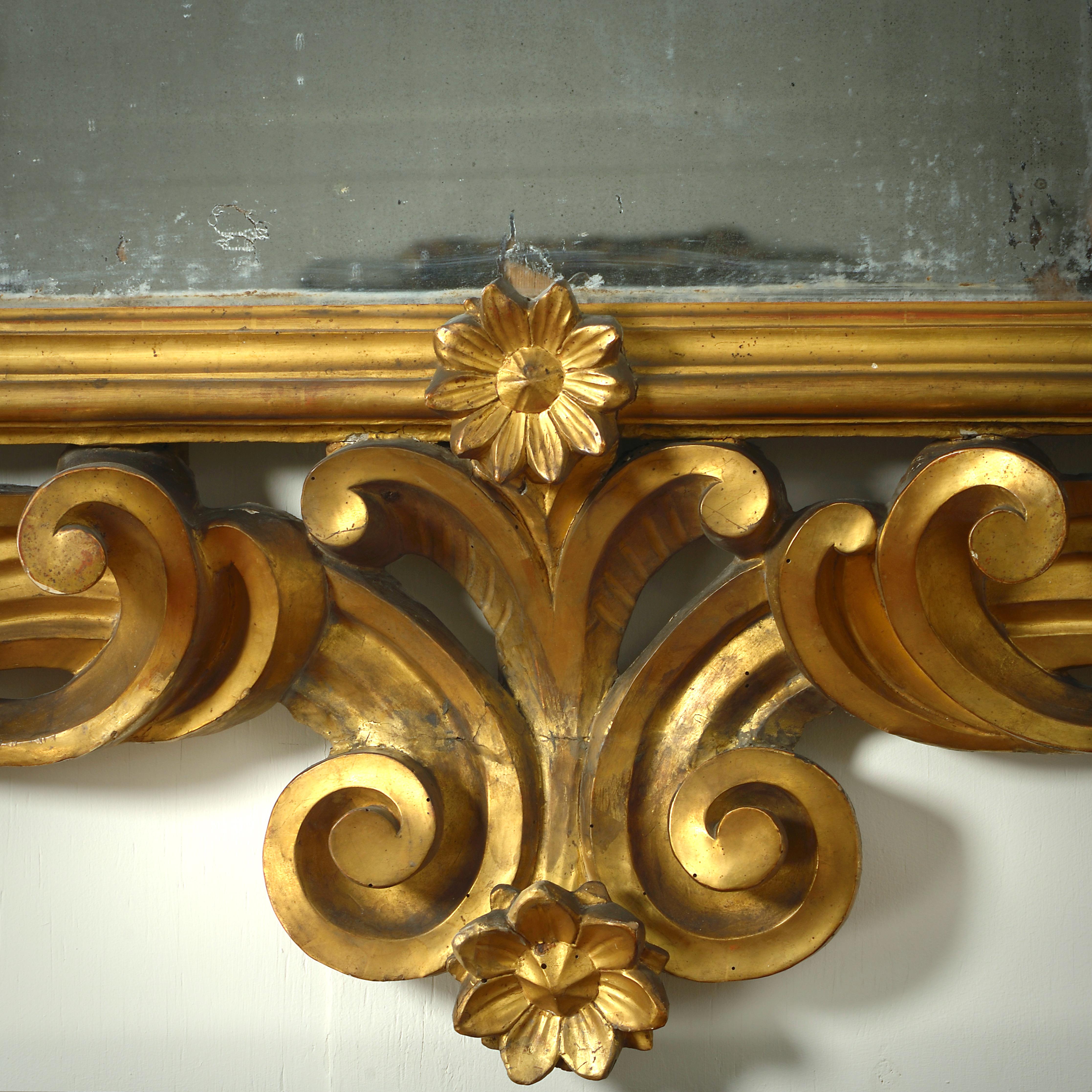 Fino al XVIII secolo Specchio barocco romano in legno dorato in vendita