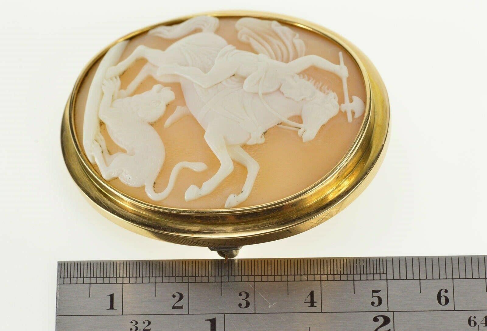 Roman Battle Scene Carved Cameo Gold Brooch In Good Condition For Sale In Frederick, MD