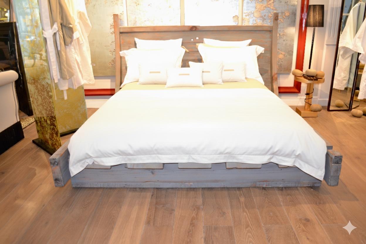 Rafael a conçu et fabriqué à la main le lit romain à partir de poutres en sapin de Douglas de 3 x 10 pouces, vieilles de 150 ans, qu'il a récupérées dans des maisons de ville de Manhattan. Leurs surfaces sont vieillies avec une belle patine brun