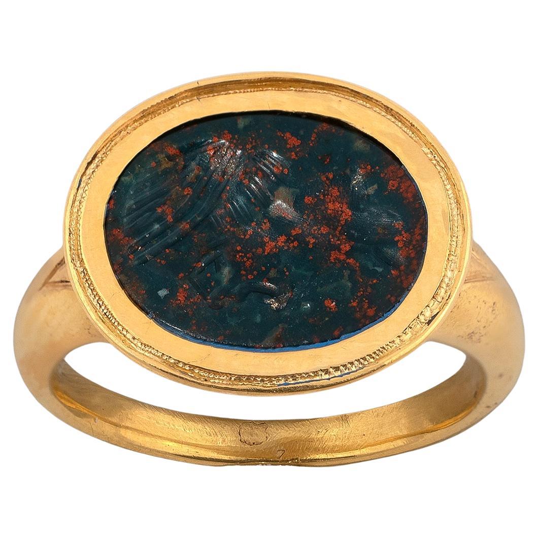 Der flache ovale Stein ist mit einer Büste im Profil nach rechts graviert; als Ring in einer modernen Goldfassung montiert
(1,2 cm.) lang; Ringgröße 7½ 